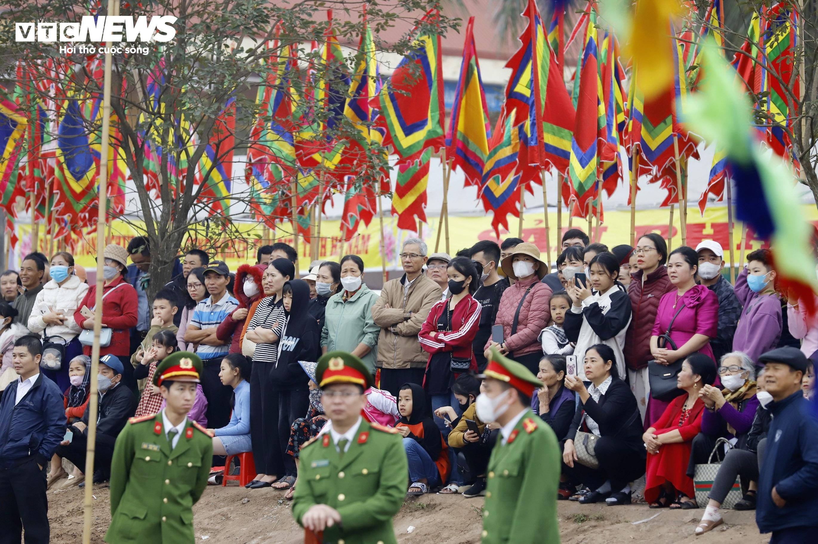 Lão nông đóng giả vua, mặc long bào đi cày trong lễ hội Tịch điền ở Hà Nam - 4