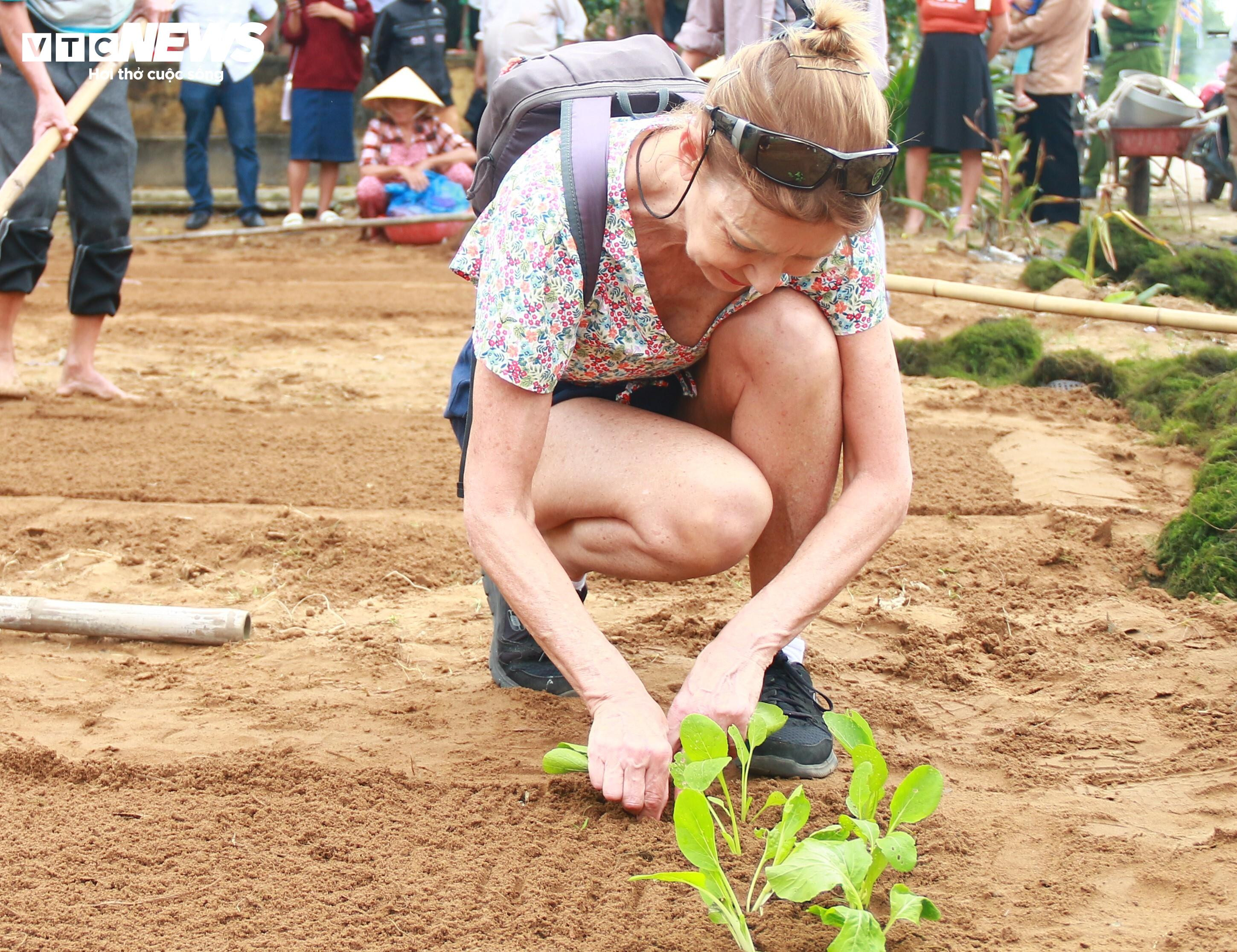 Du khách nước ngoài thích thú vọc đất, trồng rau cùng nông dân xứ Quảng - 5