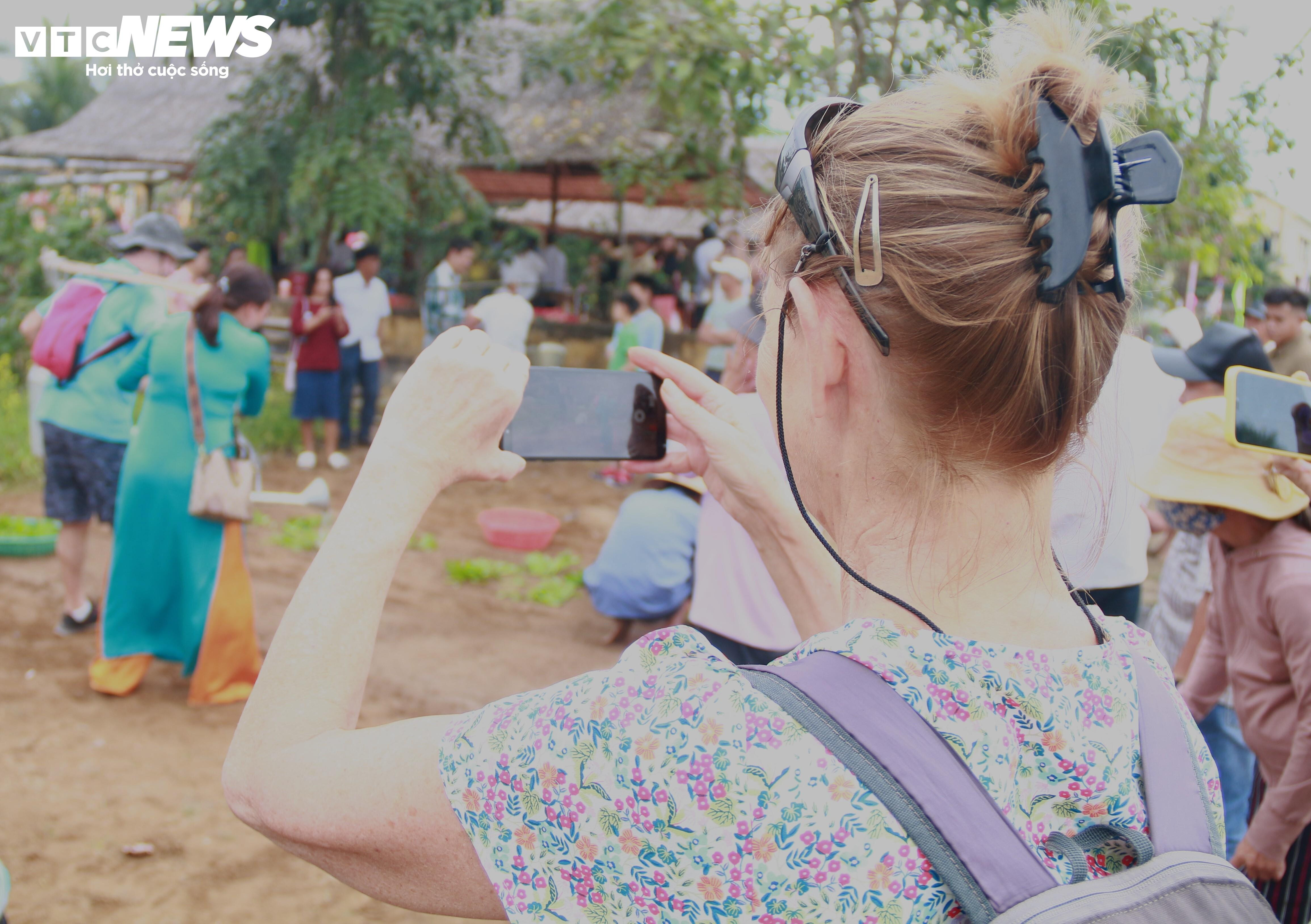 Du khách nước ngoài thích thú vọc đất, trồng rau cùng nông dân xứ Quảng - 1