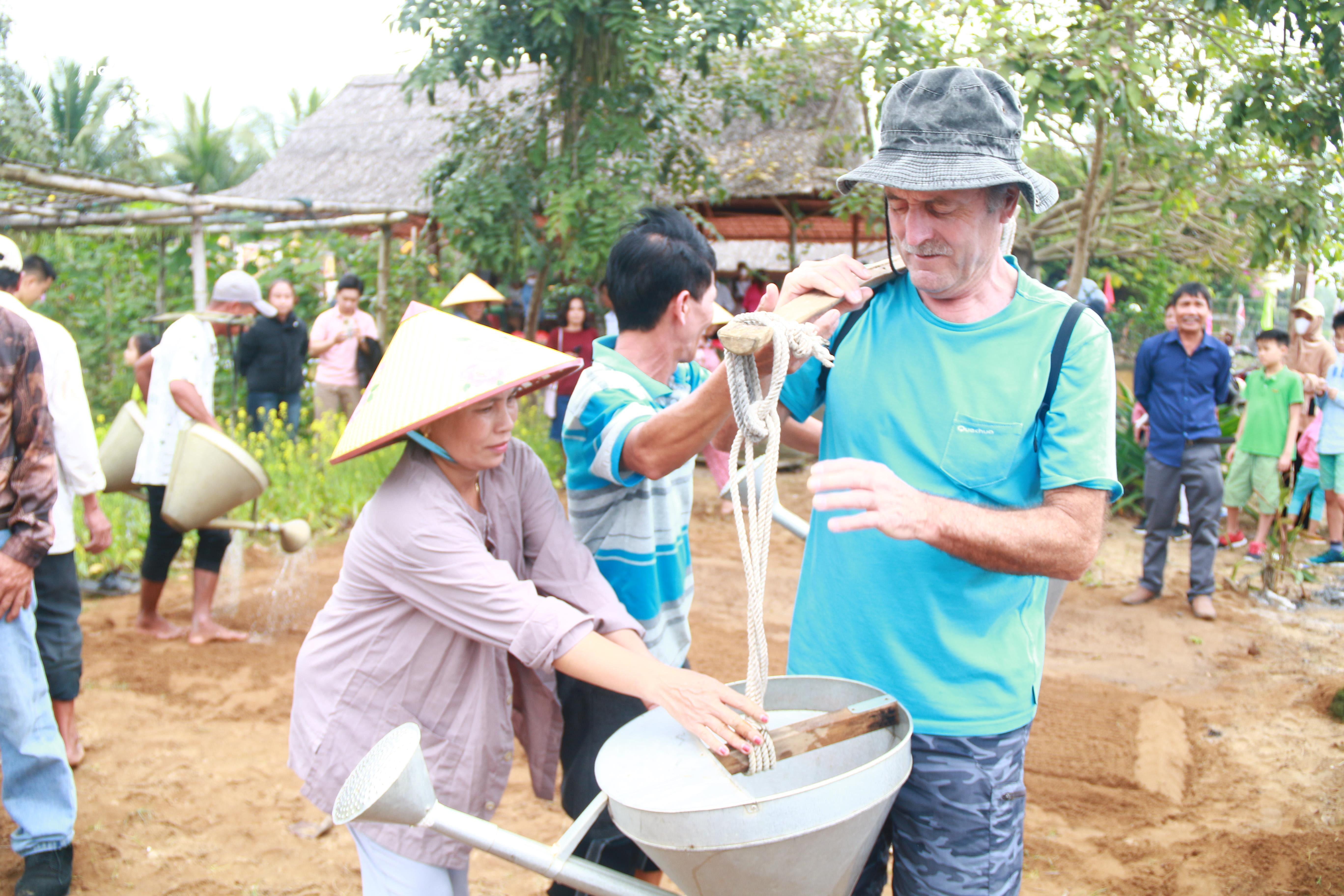 Du khách nước ngoài thích thú vọc đất, trồng rau cùng nông dân xứ Quảng - 4