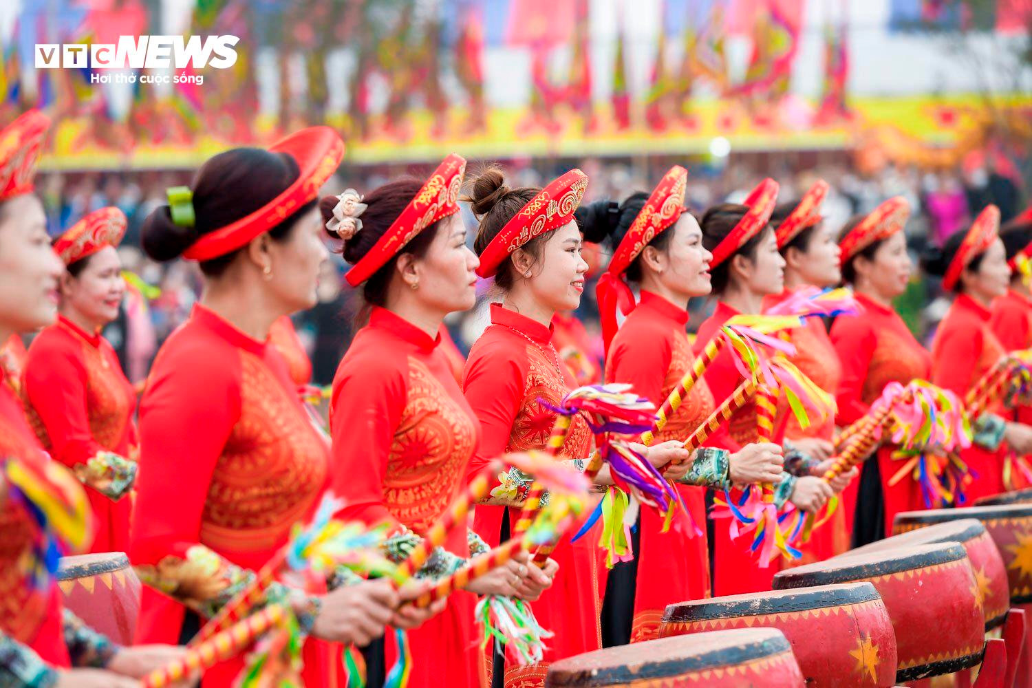 Lão nông đóng giả vua, mặc long bào đi cày trong lễ hội Tịch điền ở Hà Nam - 6