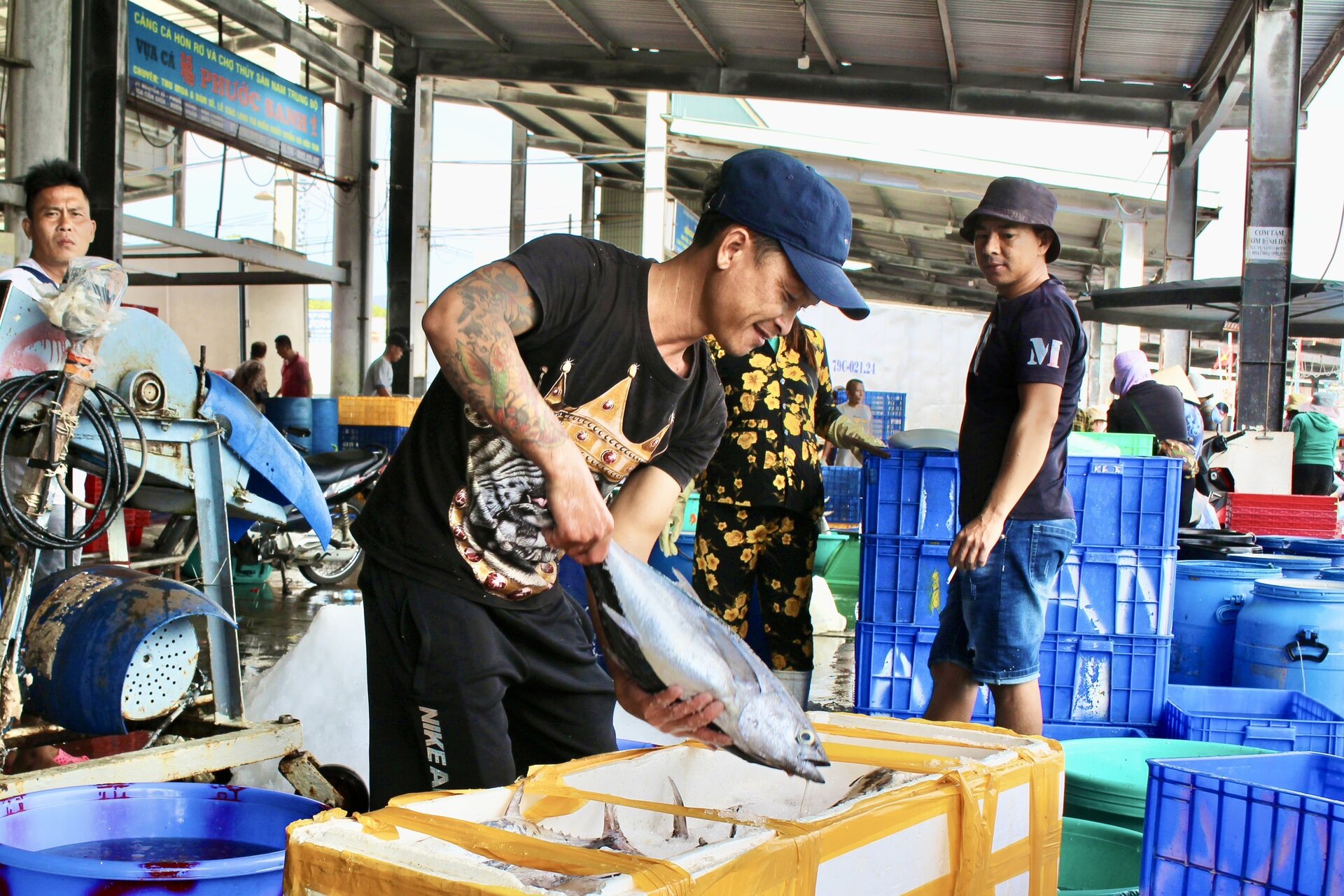 Ngư dân đón lộc đầu năm sau chuyến biển xuyên Tết - 4