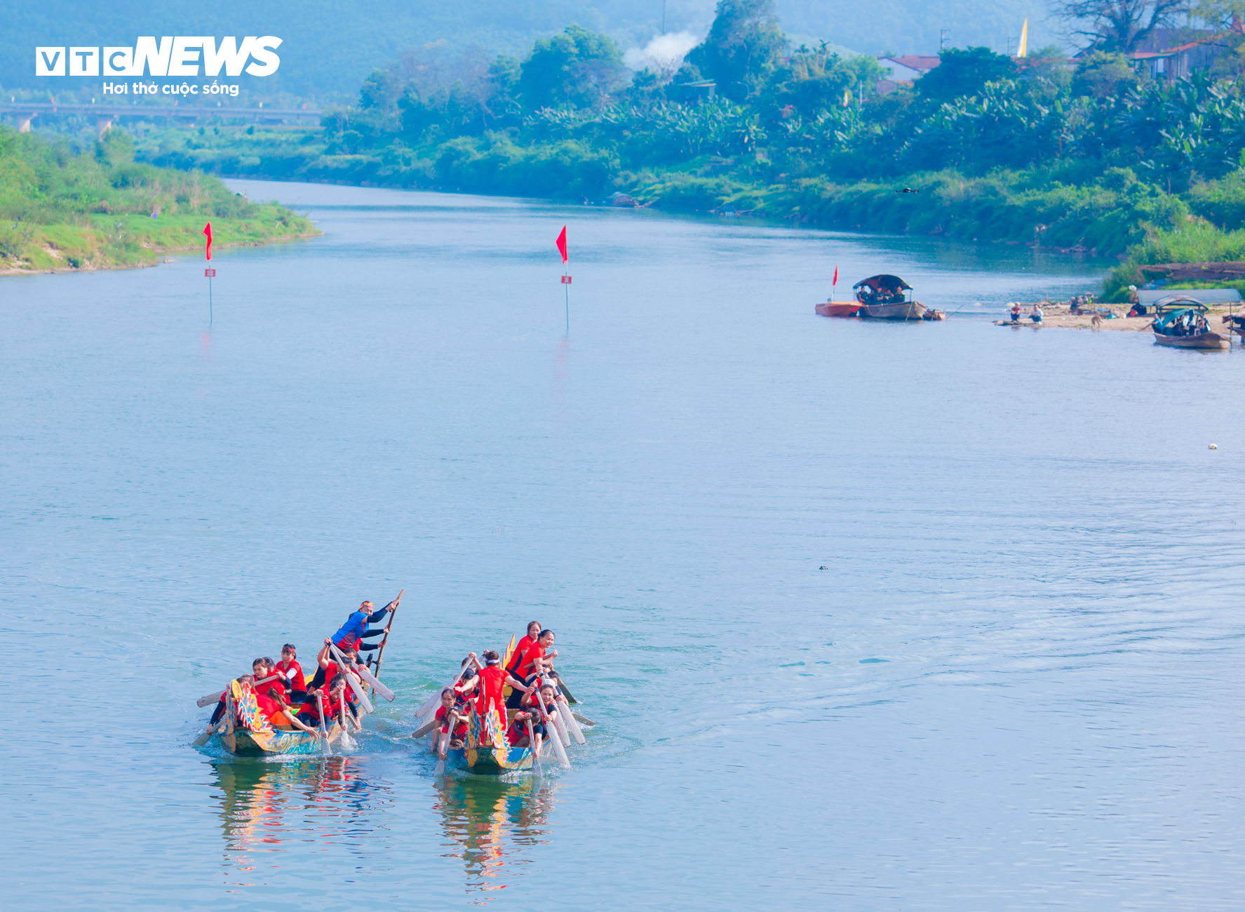 Hà Tĩnh: Nín thở xem các bóng hồng đua thuyền trên sông Ngàn Phố - 4