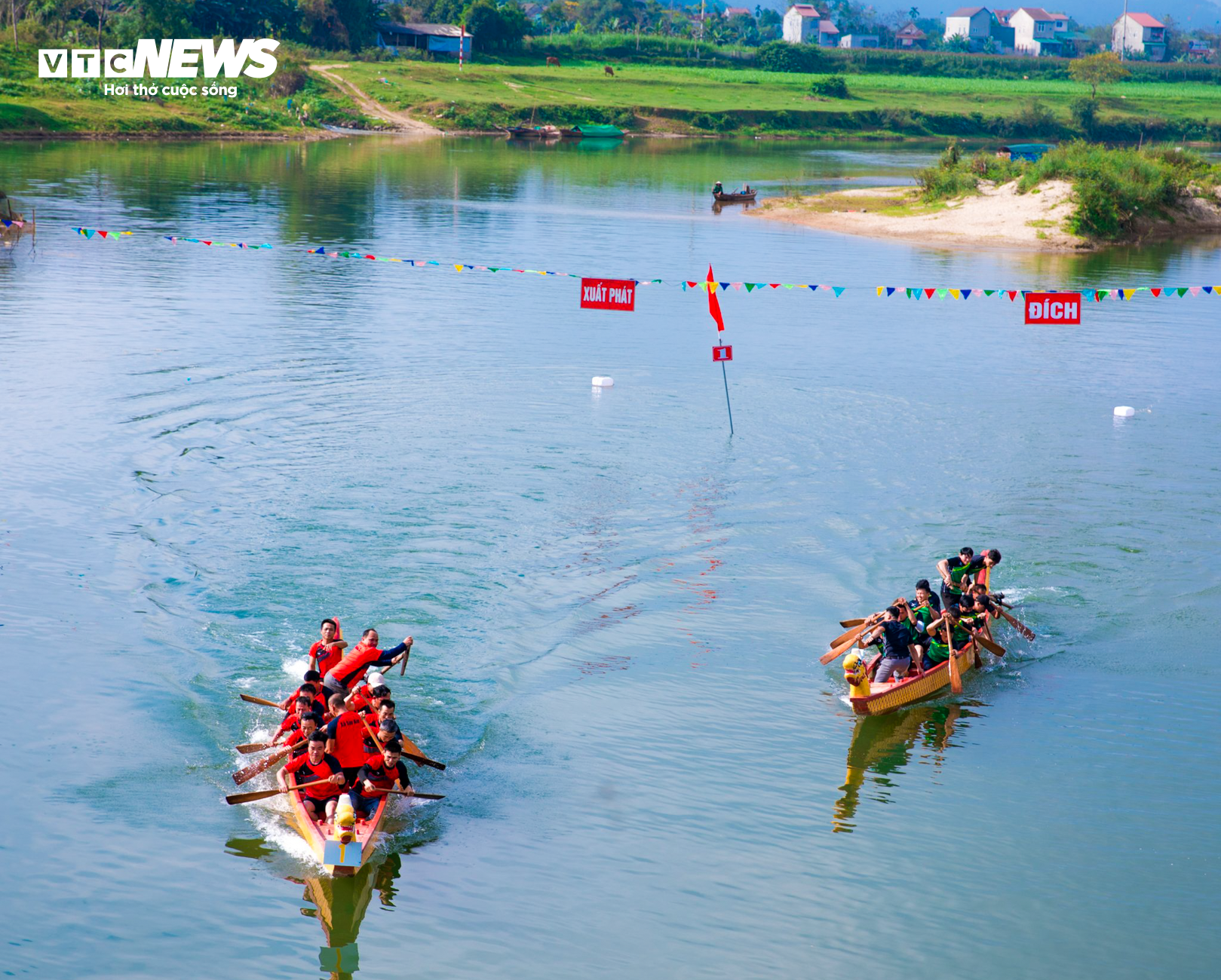 Hà Tĩnh: Nín thở xem các bóng hồng đua thuyền trên sông Ngàn Phố - 5