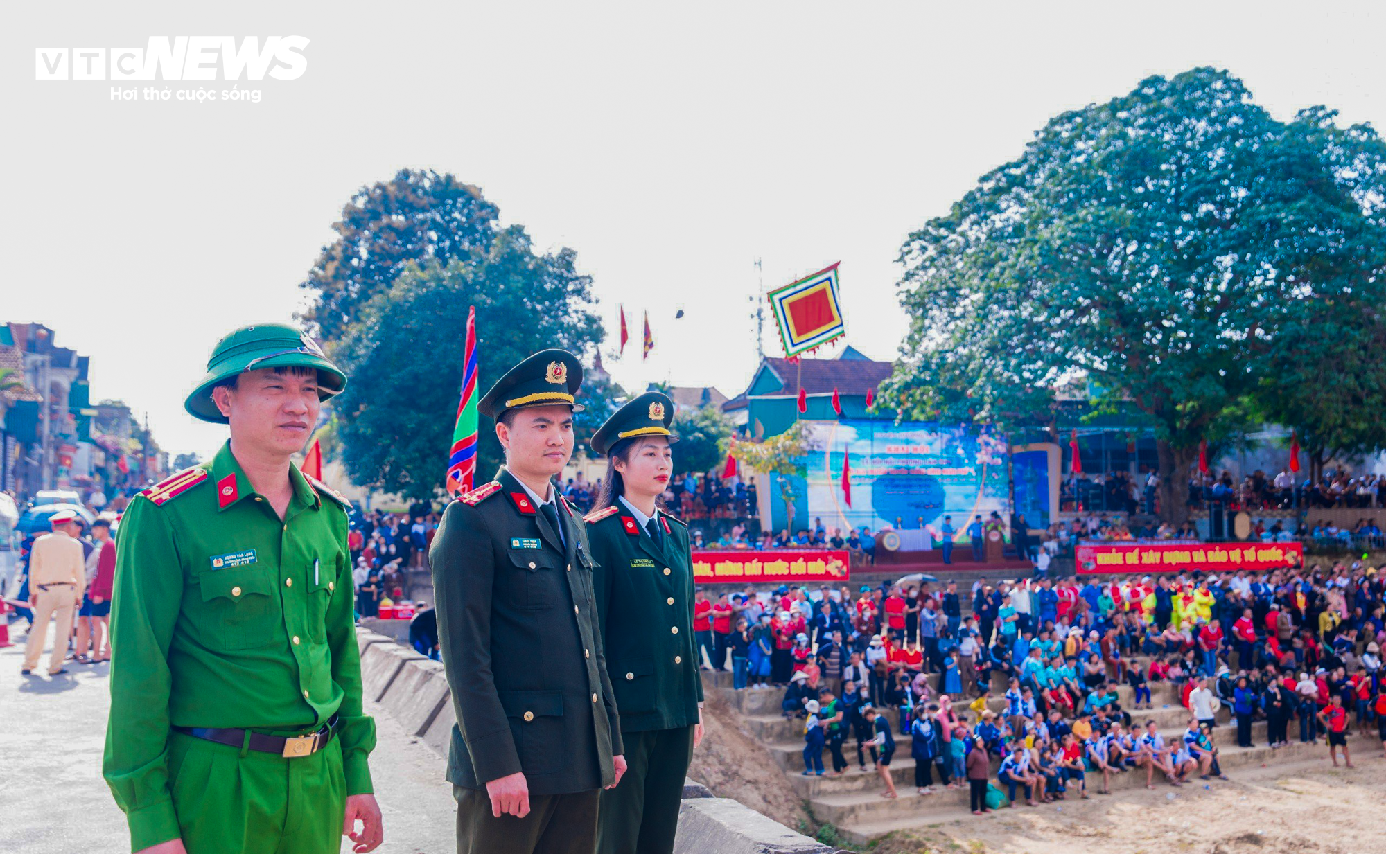 Hà Tĩnh: Nín thở xem các bóng hồng đua thuyền trên sông Ngàn Phố - 15