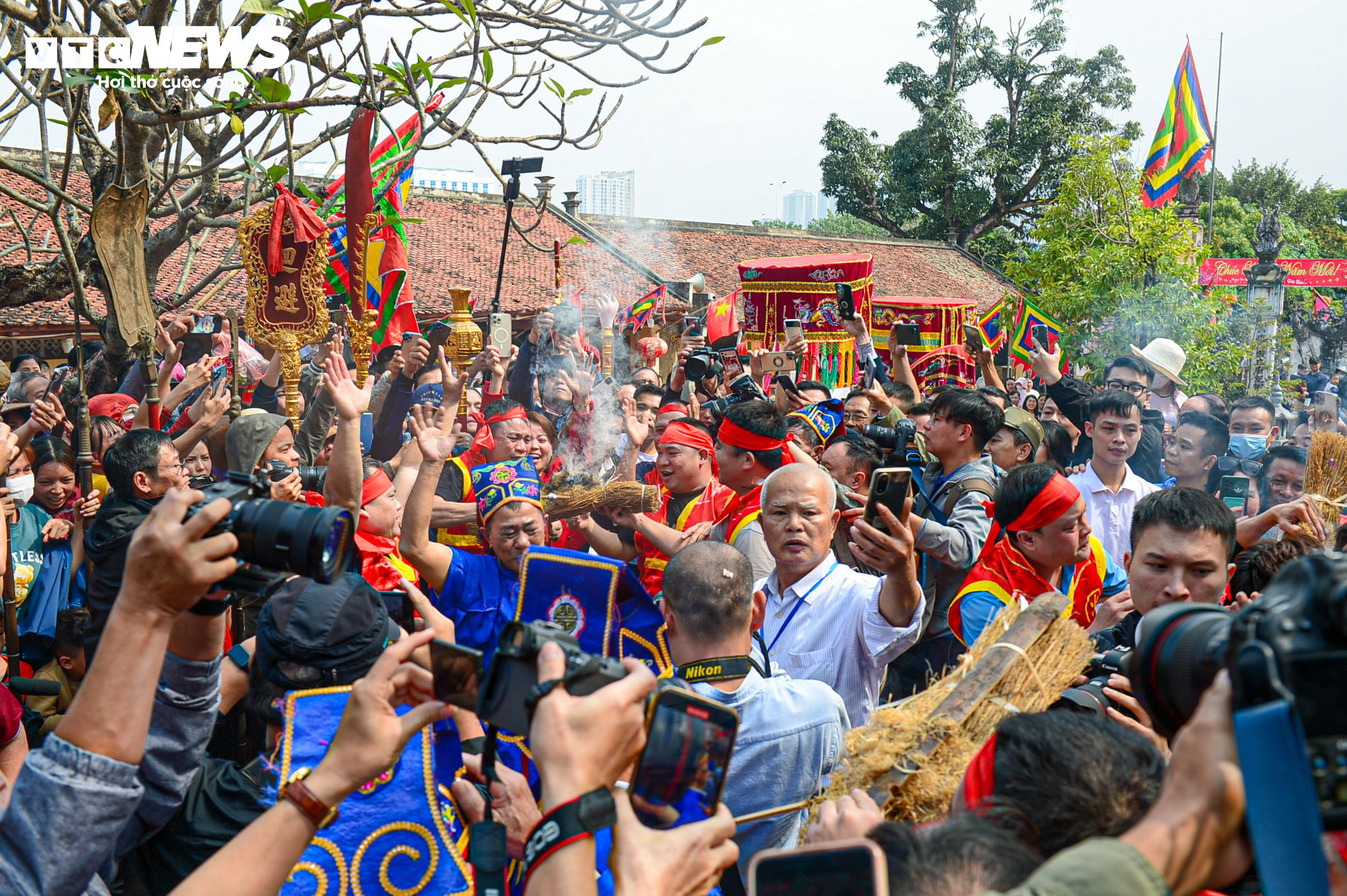 Dân nổi lửa thi nấu cơm, khắp sân đình Thị Cấm, Hà Nội thơm mùi khói - 10