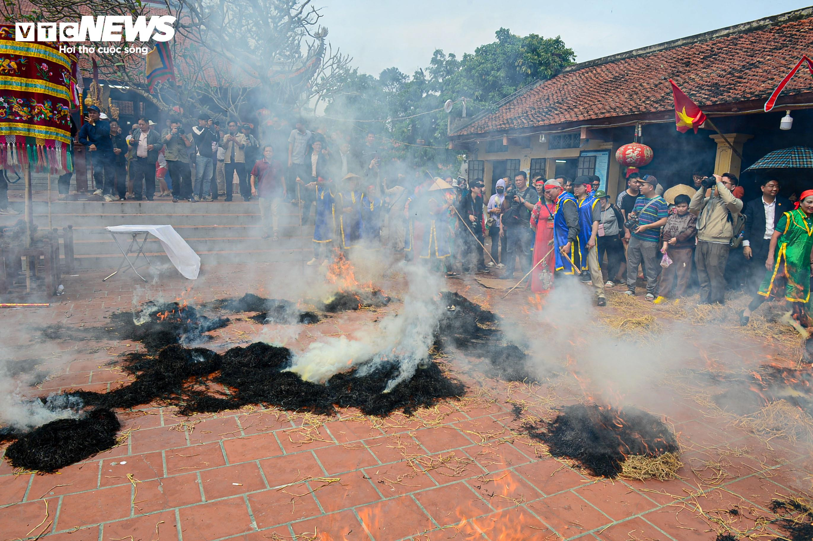 Dân nổi lửa thi nấu cơm, khắp sân đình Thị Cấm, Hà Nội thơm mùi khói - 20