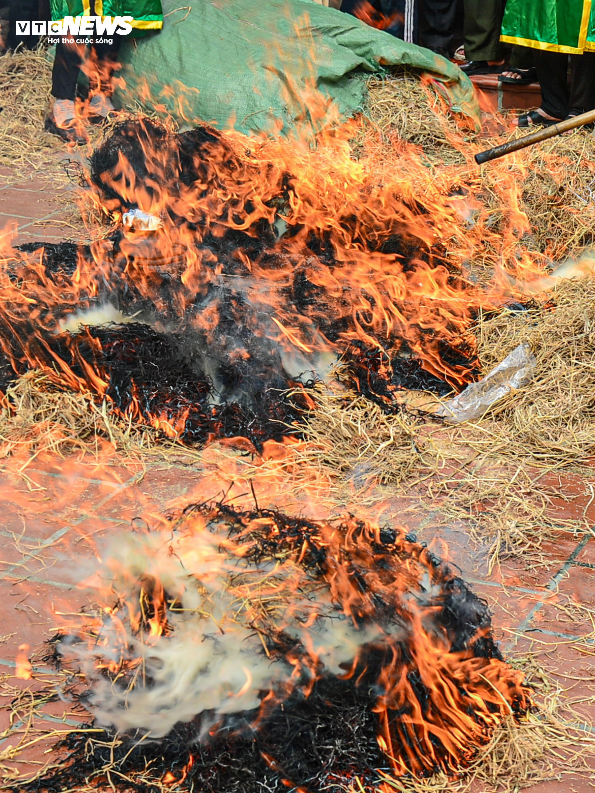 Dân nổi lửa thi nấu cơm, khắp sân đình Thị Cấm, Hà Nội thơm mùi khói - 17