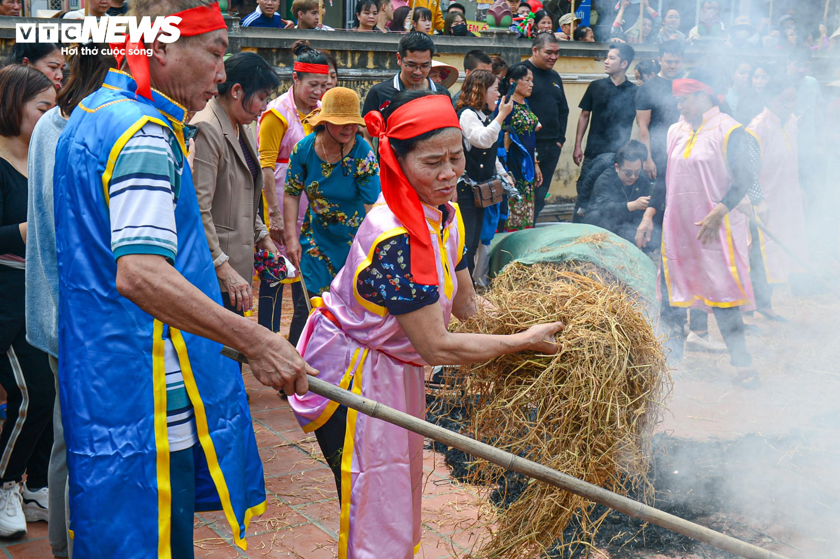 Dân nổi lửa thi nấu cơm, khắp sân đình Thị Cấm, Hà Nội thơm mùi khói - 18