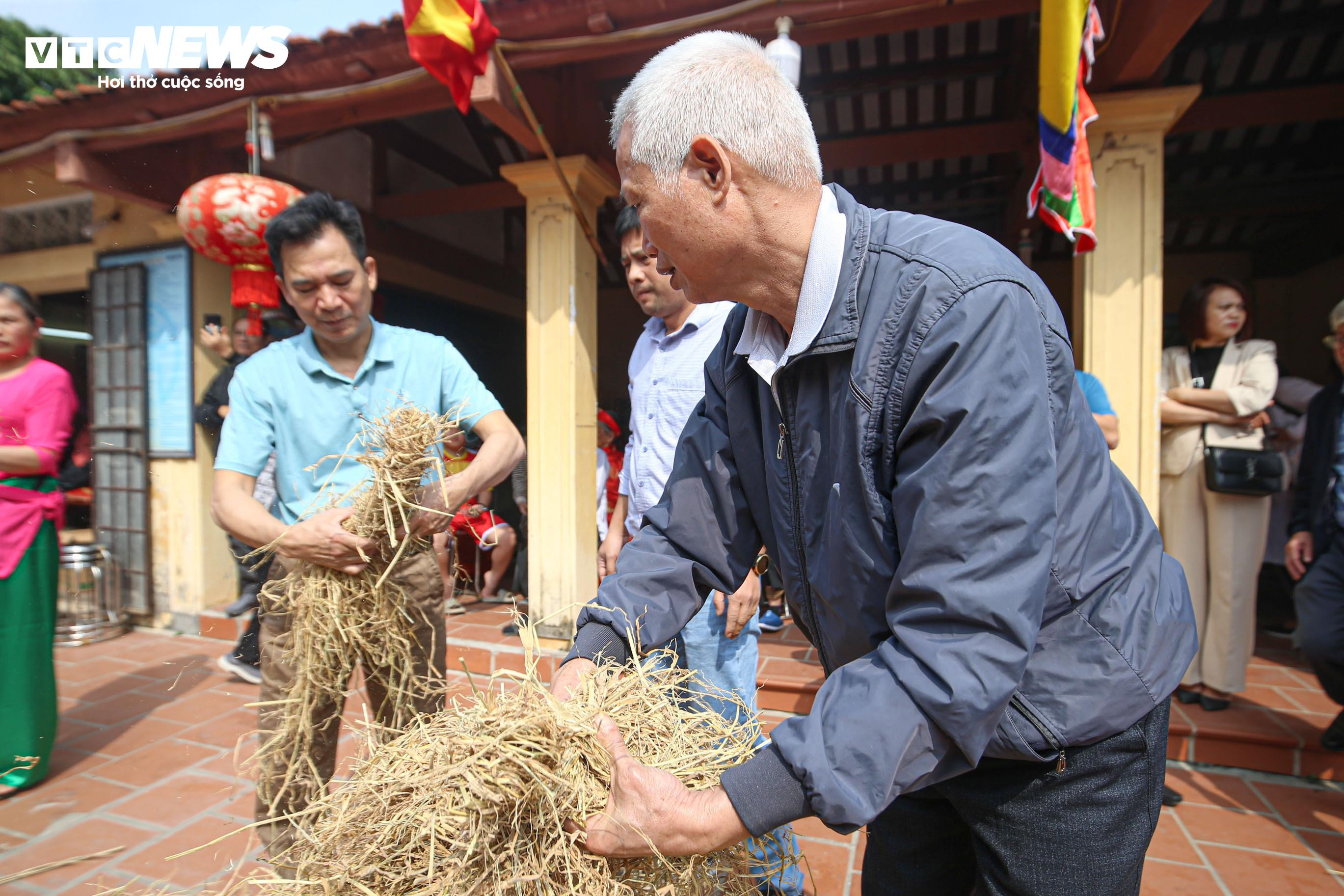 Dân nổi lửa thi nấu cơm, khắp sân đình Thị Cấm, Hà Nội thơm mùi khói - 4