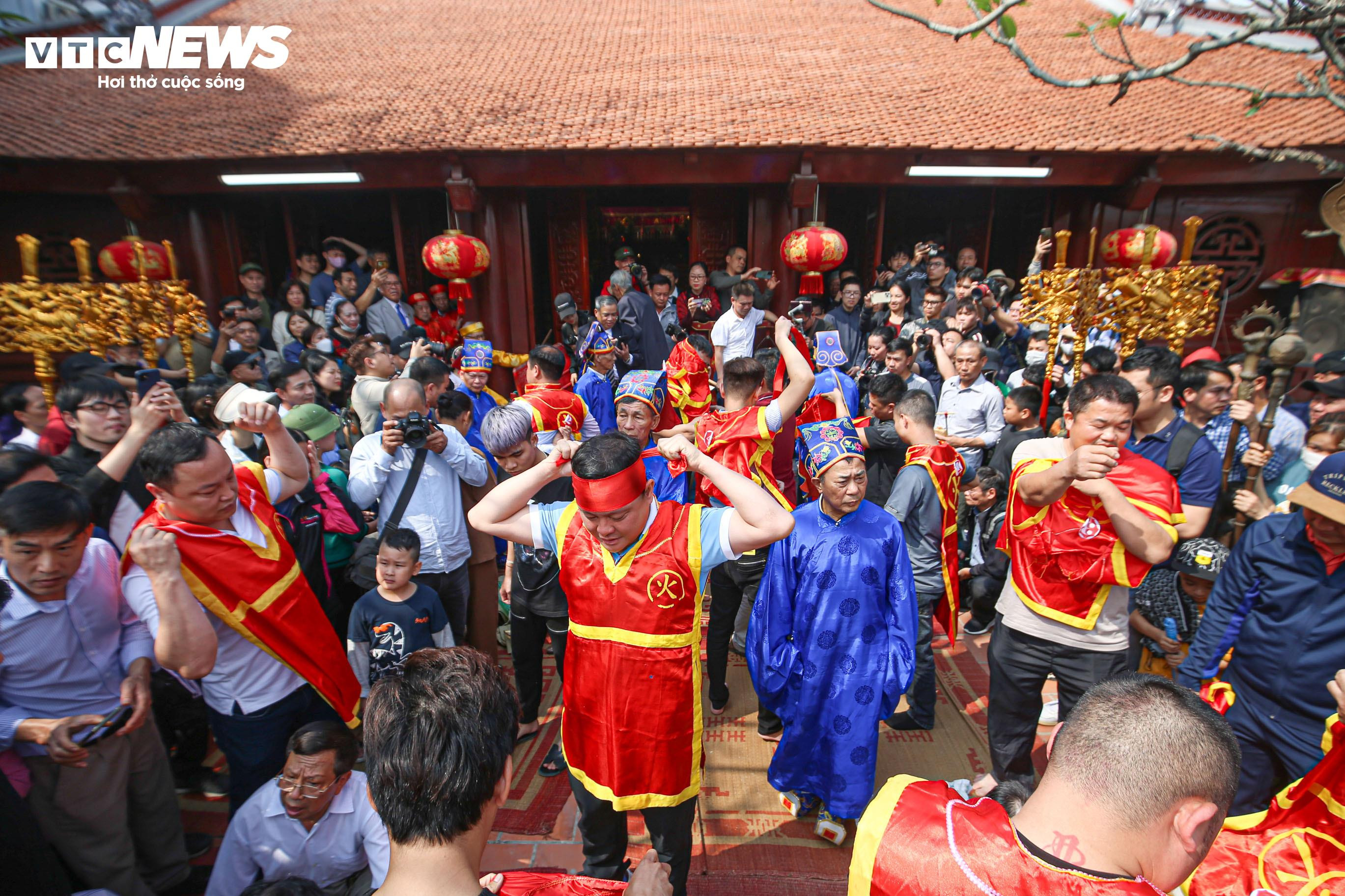 Dân nổi lửa thi nấu cơm, khắp sân đình Thị Cấm, Hà Nội thơm mùi khói - 2