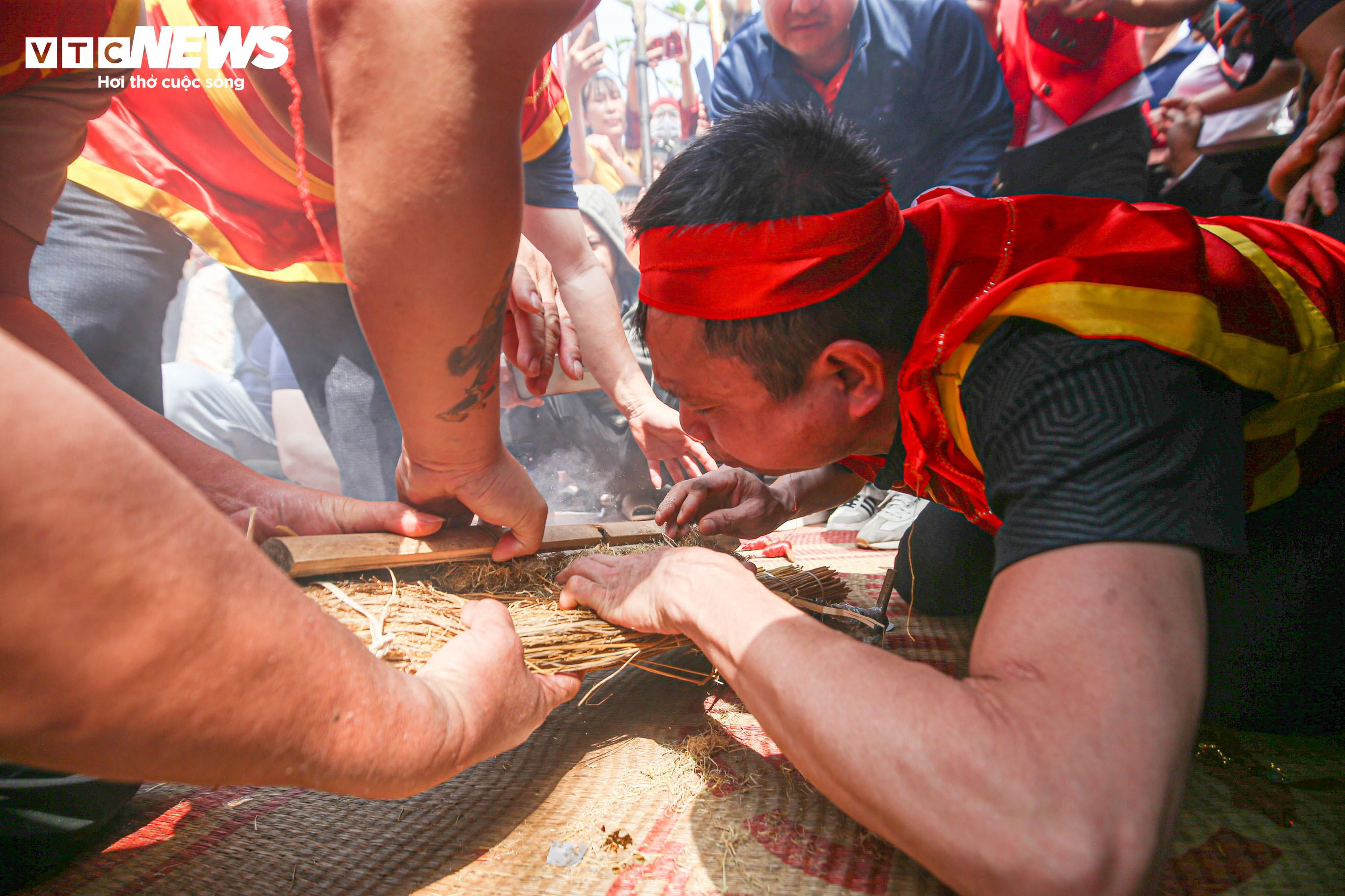 Dân nổi lửa thi nấu cơm, khắp sân đình Thị Cấm, Hà Nội thơm mùi khói - 9