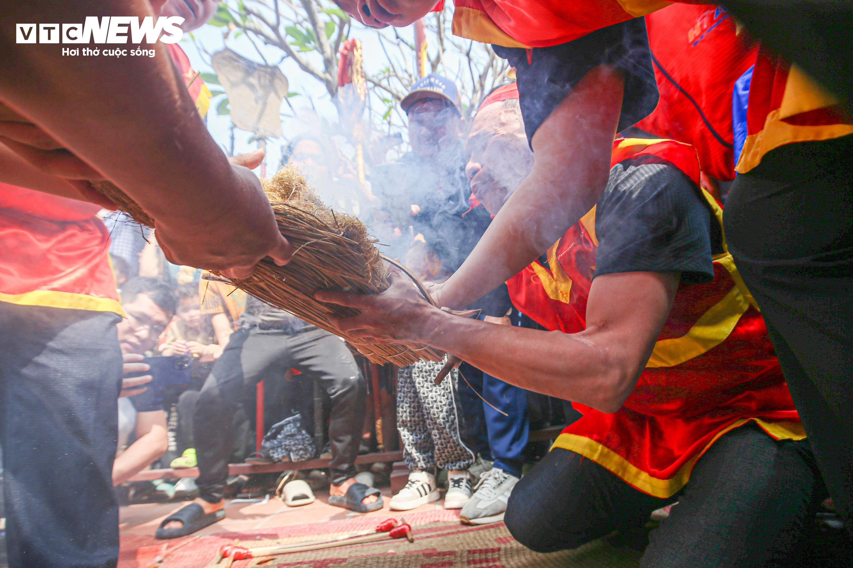 Dân nổi lửa thi nấu cơm, khắp sân đình Thị Cấm, Hà Nội thơm mùi khói - 7