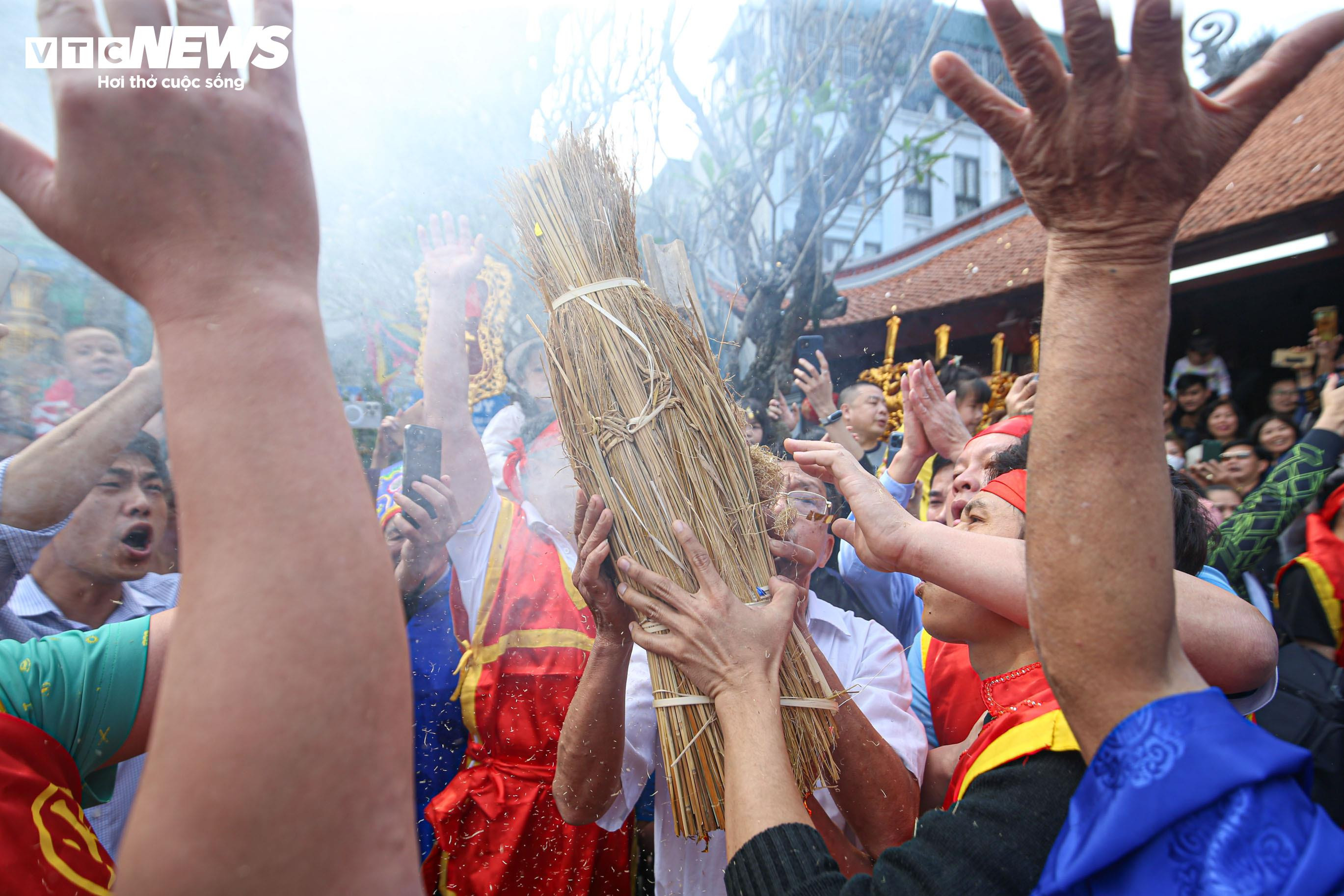 Dân nổi lửa thi nấu cơm, khắp sân đình Thị Cấm, Hà Nội thơm mùi khói - 11