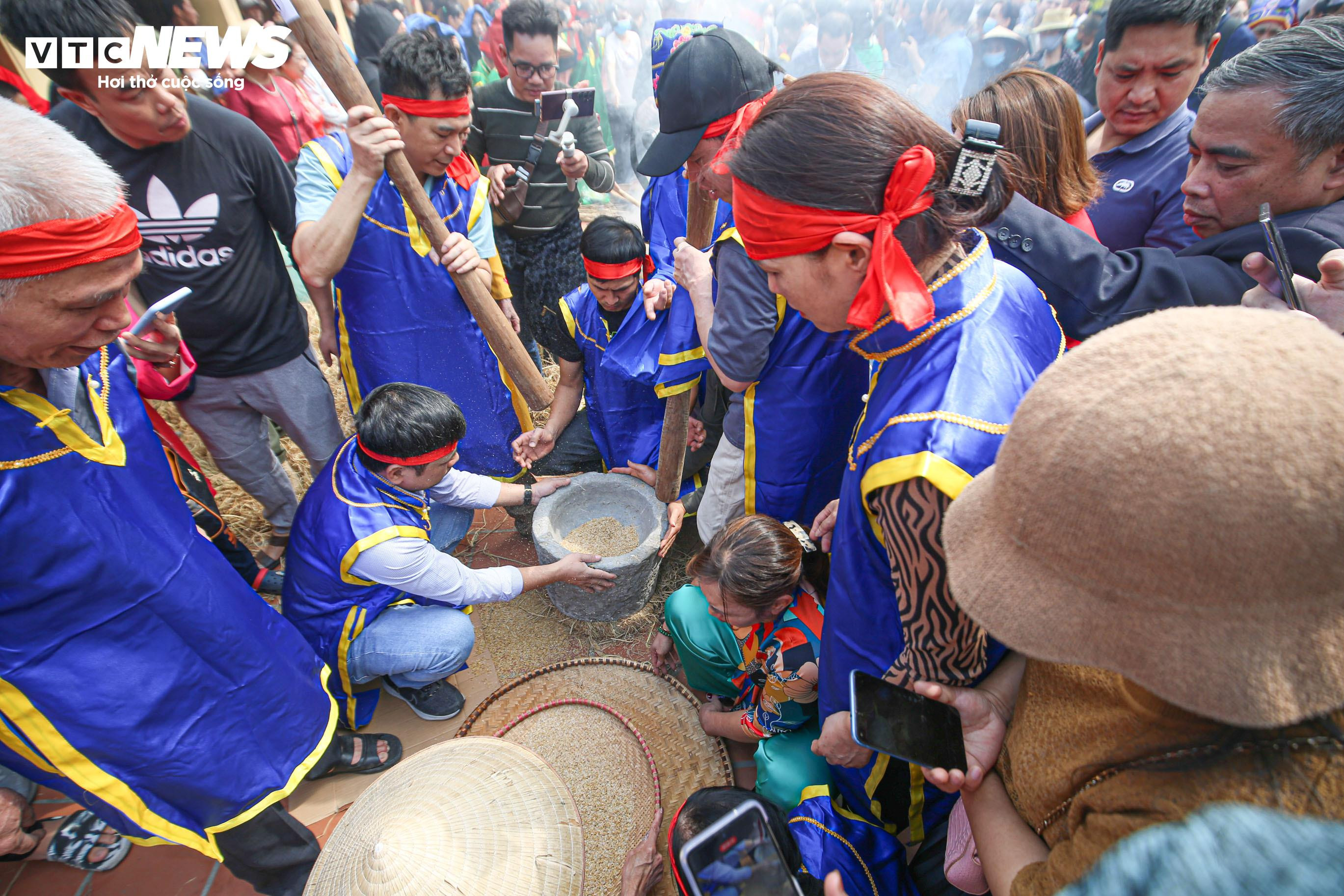 Dân nổi lửa thi nấu cơm, khắp sân đình Thị Cấm, Hà Nội thơm mùi khói - 14