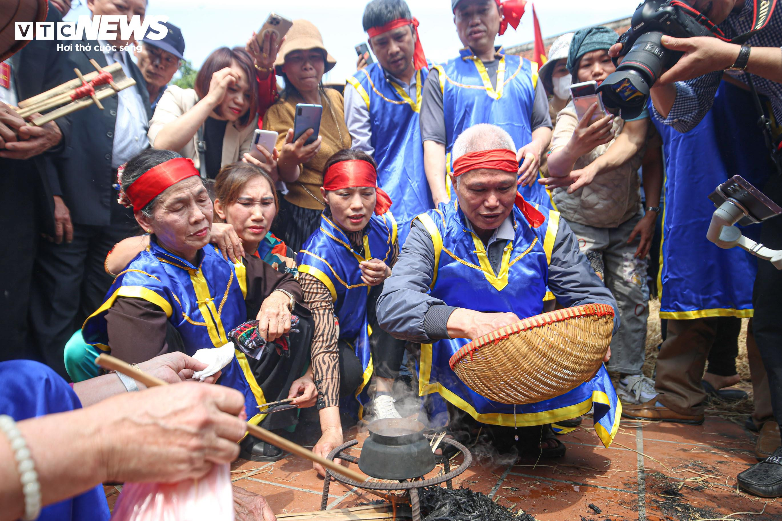 Dân nổi lửa thi nấu cơm, khắp sân đình Thị Cấm, Hà Nội thơm mùi khói - 15