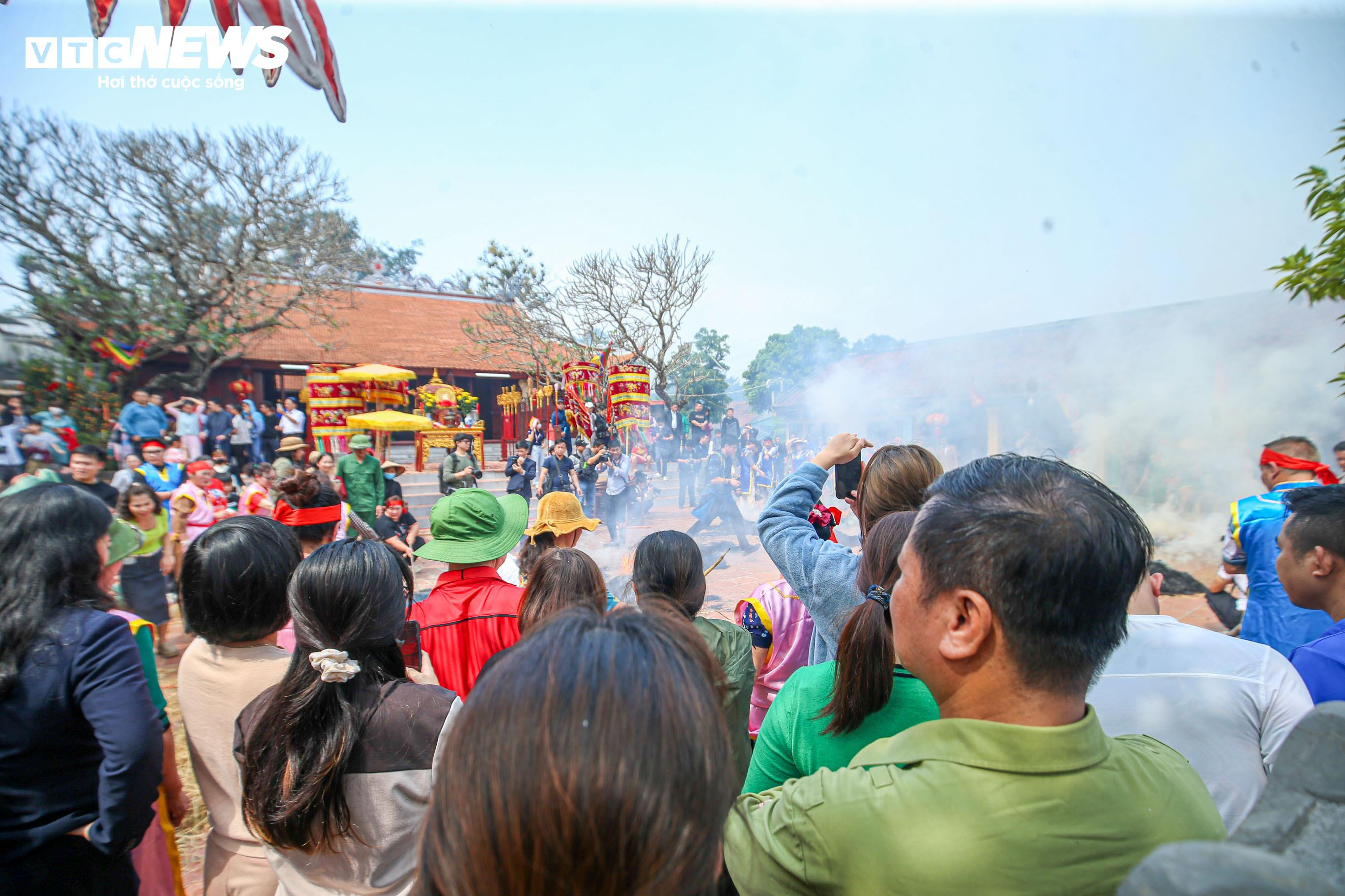 Dân nổi lửa thi nấu cơm, khắp sân đình Thị Cấm, Hà Nội thơm mùi khói - 19