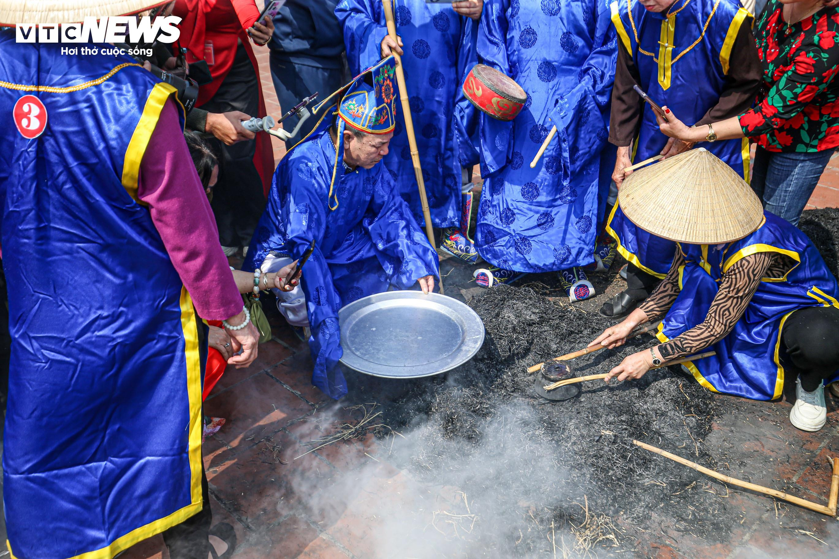Dân nổi lửa thi nấu cơm, khắp sân đình Thị Cấm, Hà Nội thơm mùi khói - 25