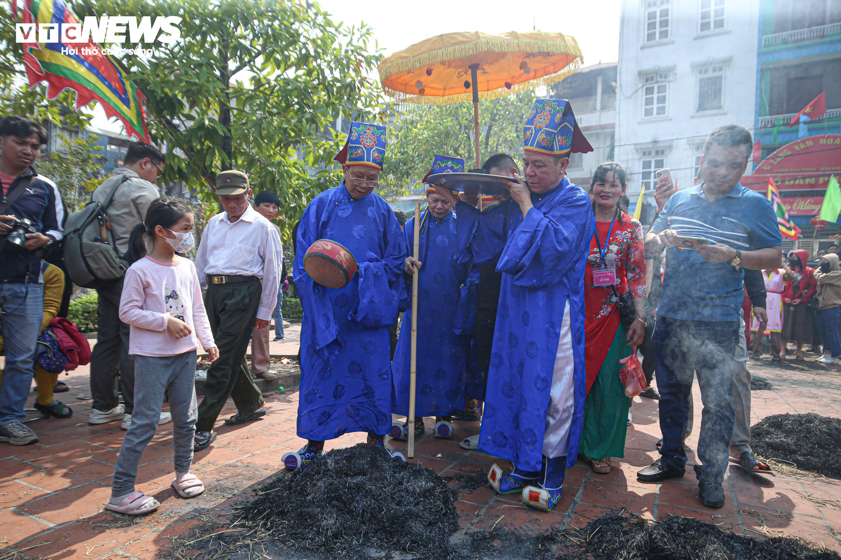 Dân nổi lửa thi nấu cơm, khắp sân đình Thị Cấm, Hà Nội thơm mùi khói - 26
