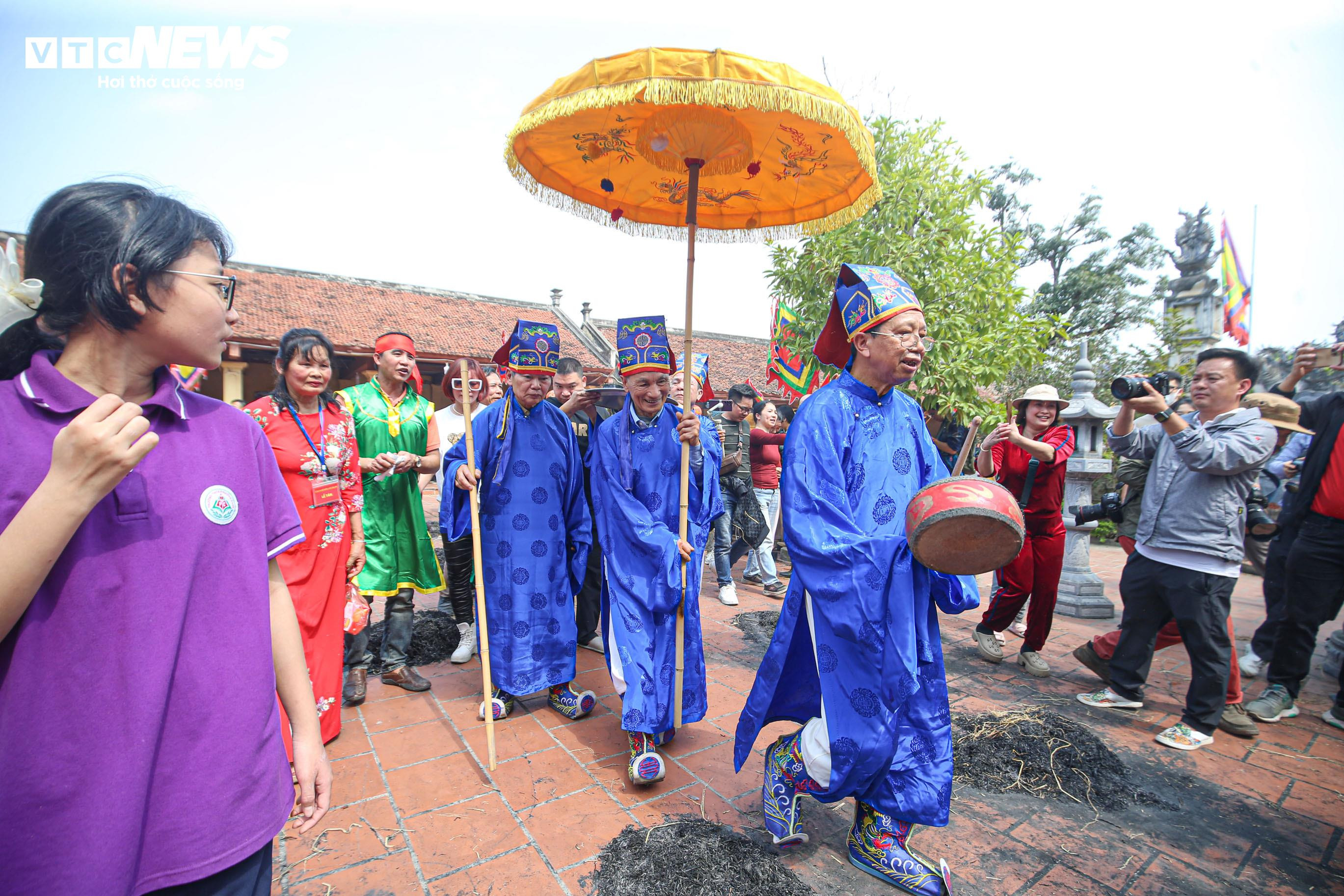 Dân nổi lửa thi nấu cơm, khắp sân đình Thị Cấm, Hà Nội thơm mùi khói - 24