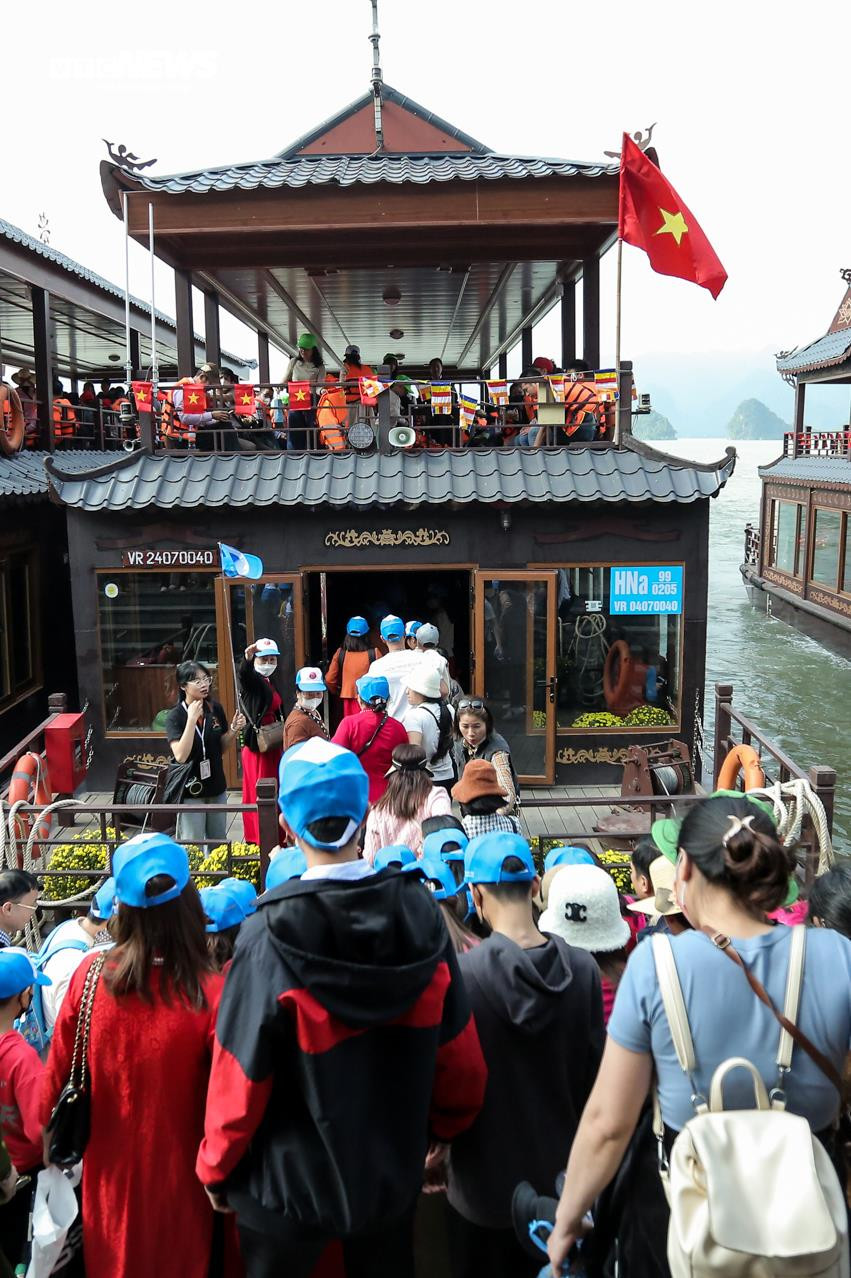 Dòng người 'rồng rắn' du xuân ở ngôi chùa lớn nhất Việt Nam - 10