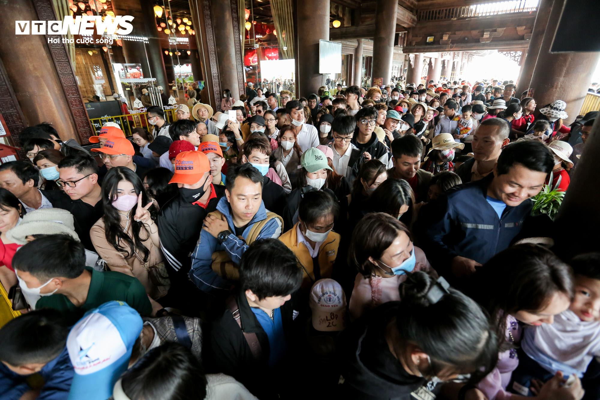 Dòng người 'rồng rắn' du xuân ở ngôi chùa lớn nhất Việt Nam - 12