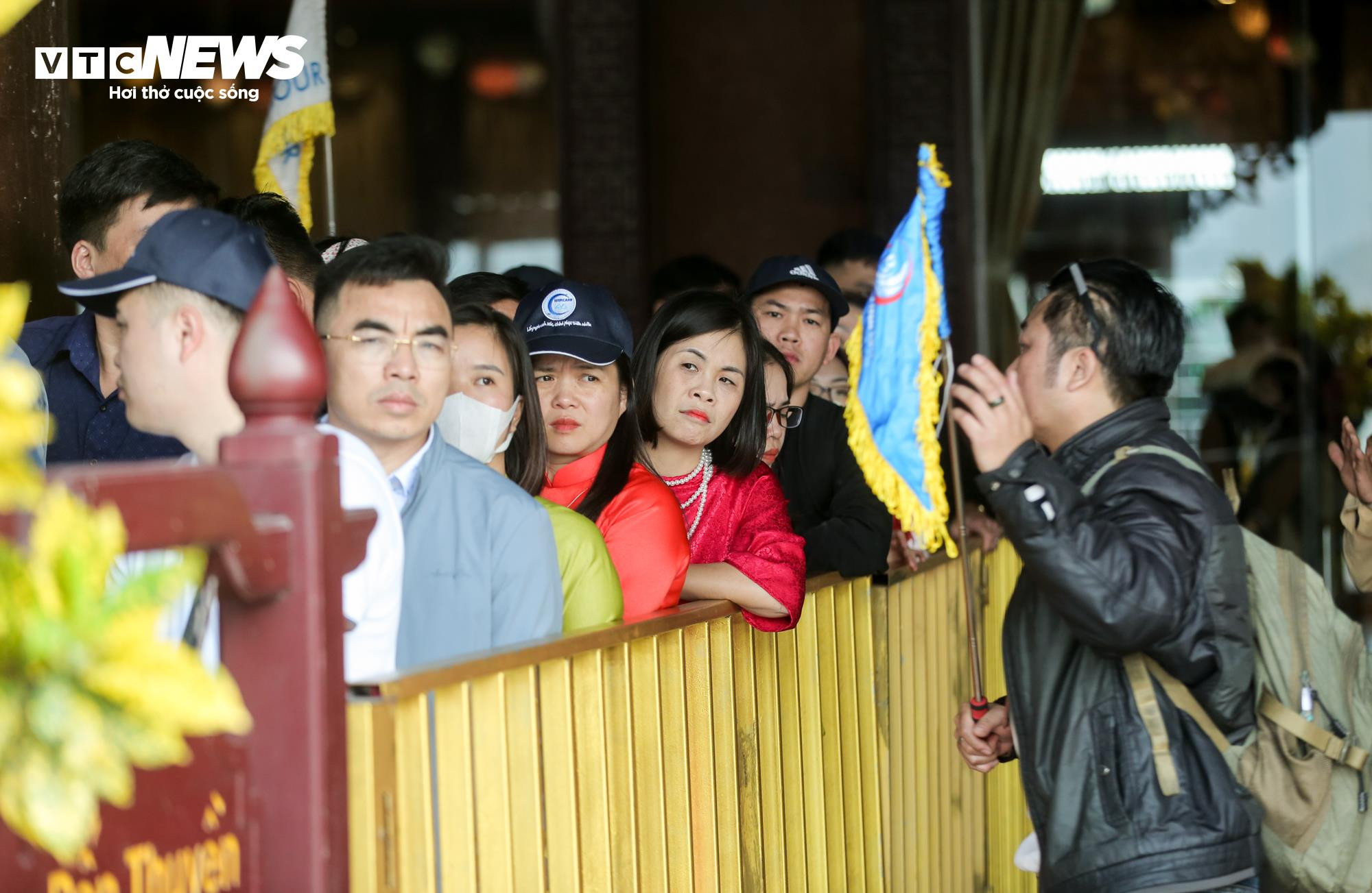 Dòng người 'rồng rắn' du xuân ở ngôi chùa lớn nhất Việt Nam - 13