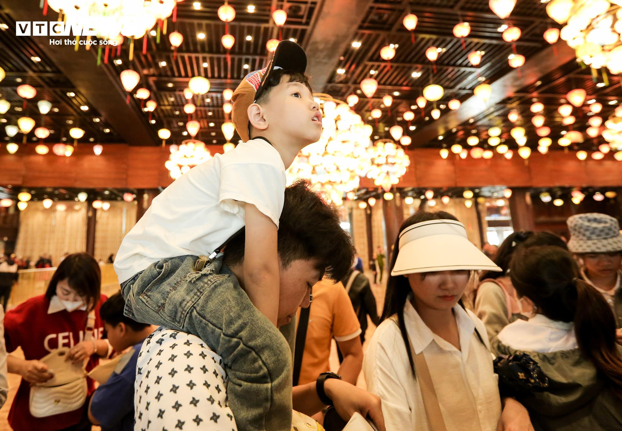 Dòng người 'rồng rắn' du xuân ở ngôi chùa lớn nhất Việt Nam - 15