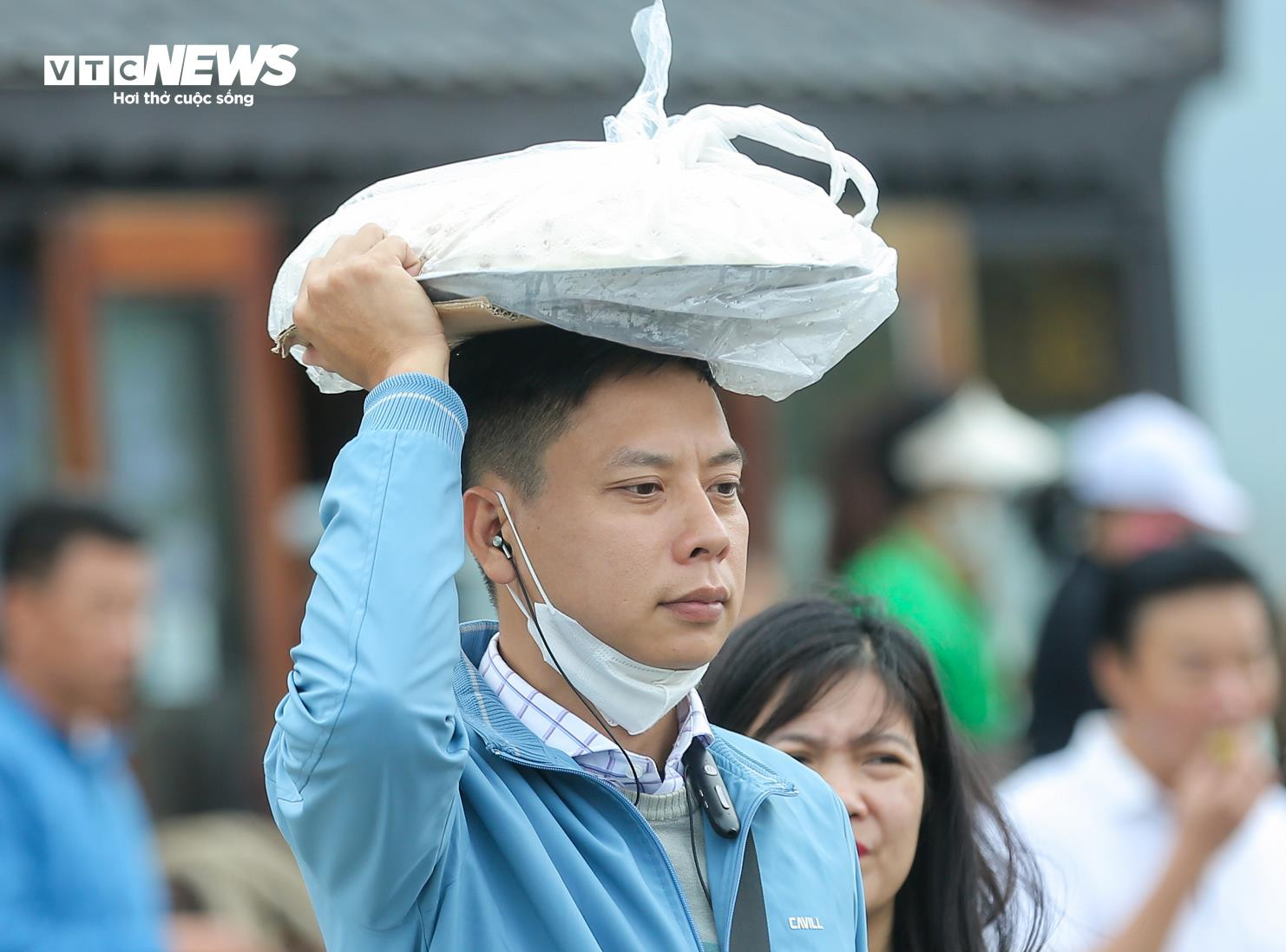 Dòng người 'rồng rắn' du xuân ở ngôi chùa lớn nhất Việt Nam - 6