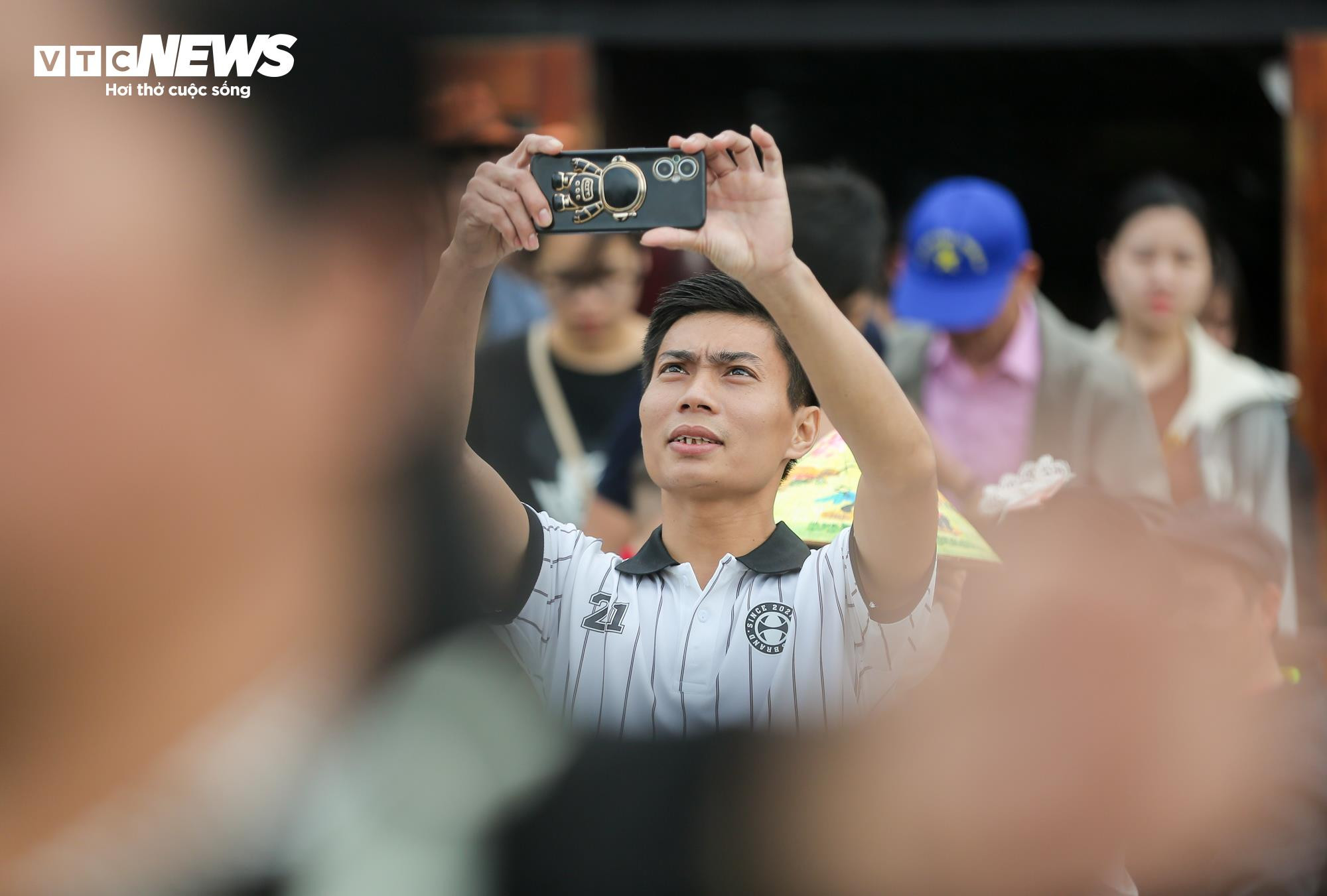 Dòng người 'rồng rắn' du xuân ở ngôi chùa lớn nhất Việt Nam - 18