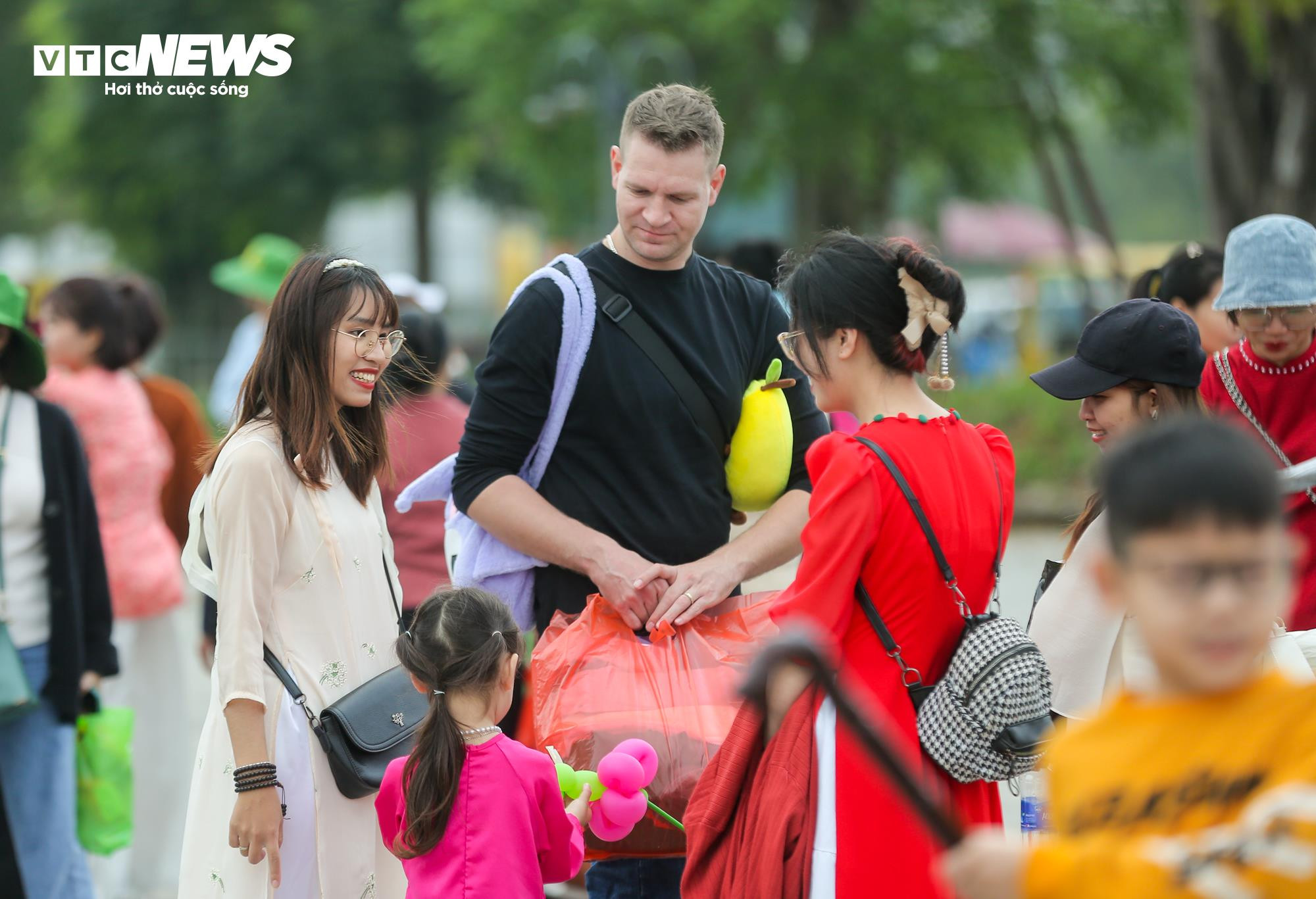 Dòng người 'rồng rắn' du xuân ở ngôi chùa lớn nhất Việt Nam - 16