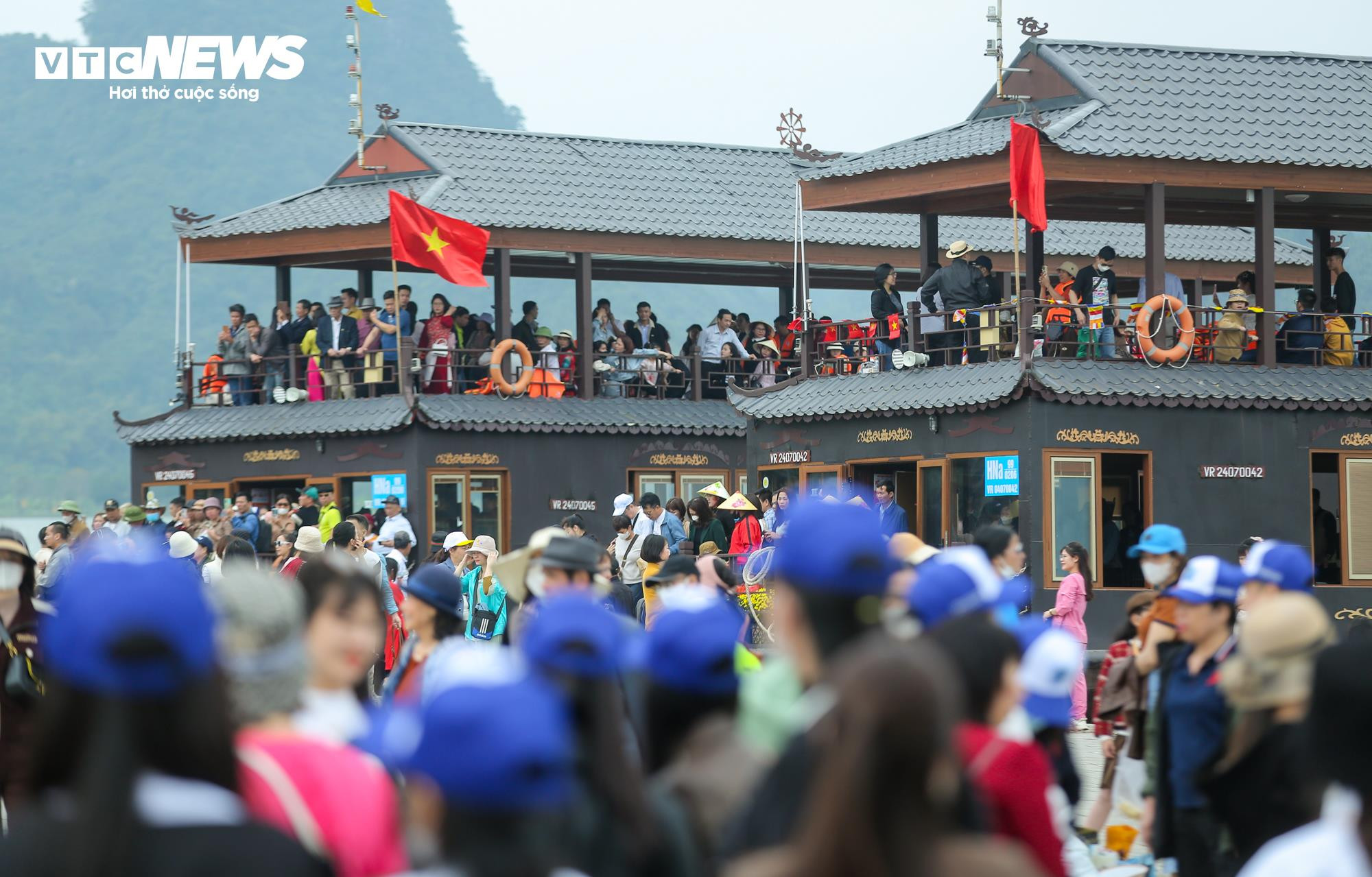 Dòng người 'rồng rắn' du xuân ở ngôi chùa lớn nhất Việt Nam - 19