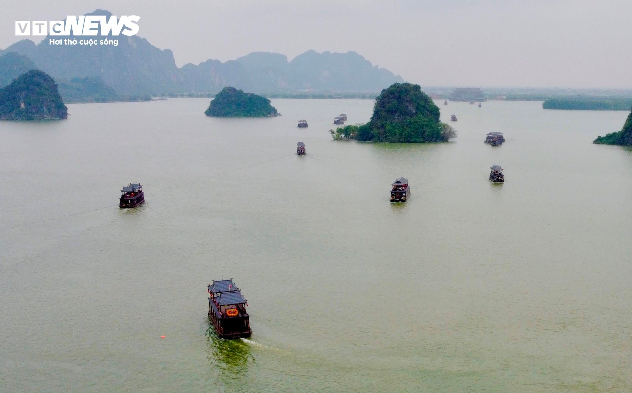 Dòng người 'rồng rắn' du xuân ở ngôi chùa lớn nhất Việt Nam - 1