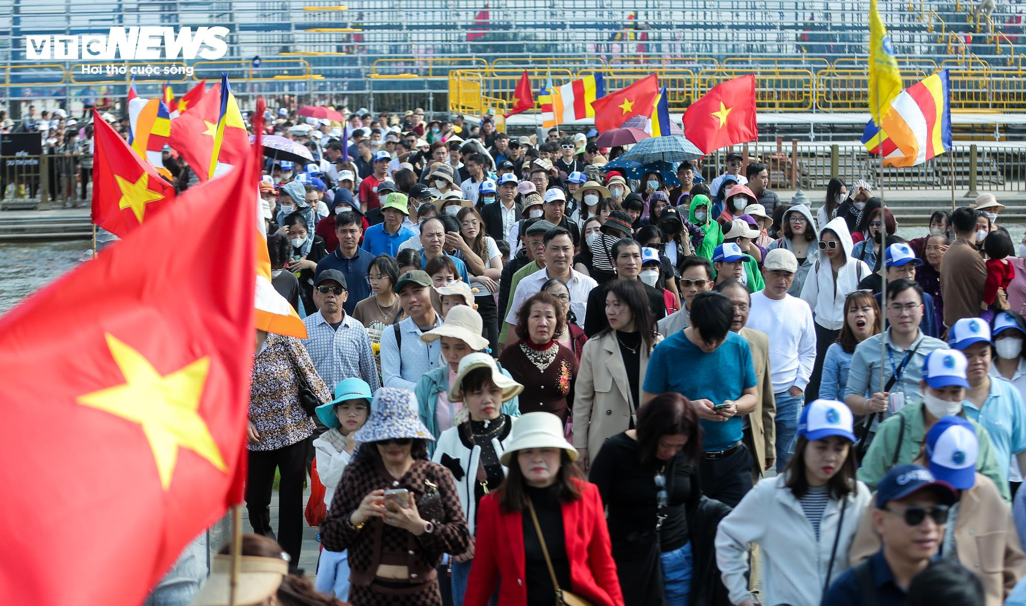 Dòng người 'rồng rắn' du xuân ở ngôi chùa lớn nhất Việt Nam - 2