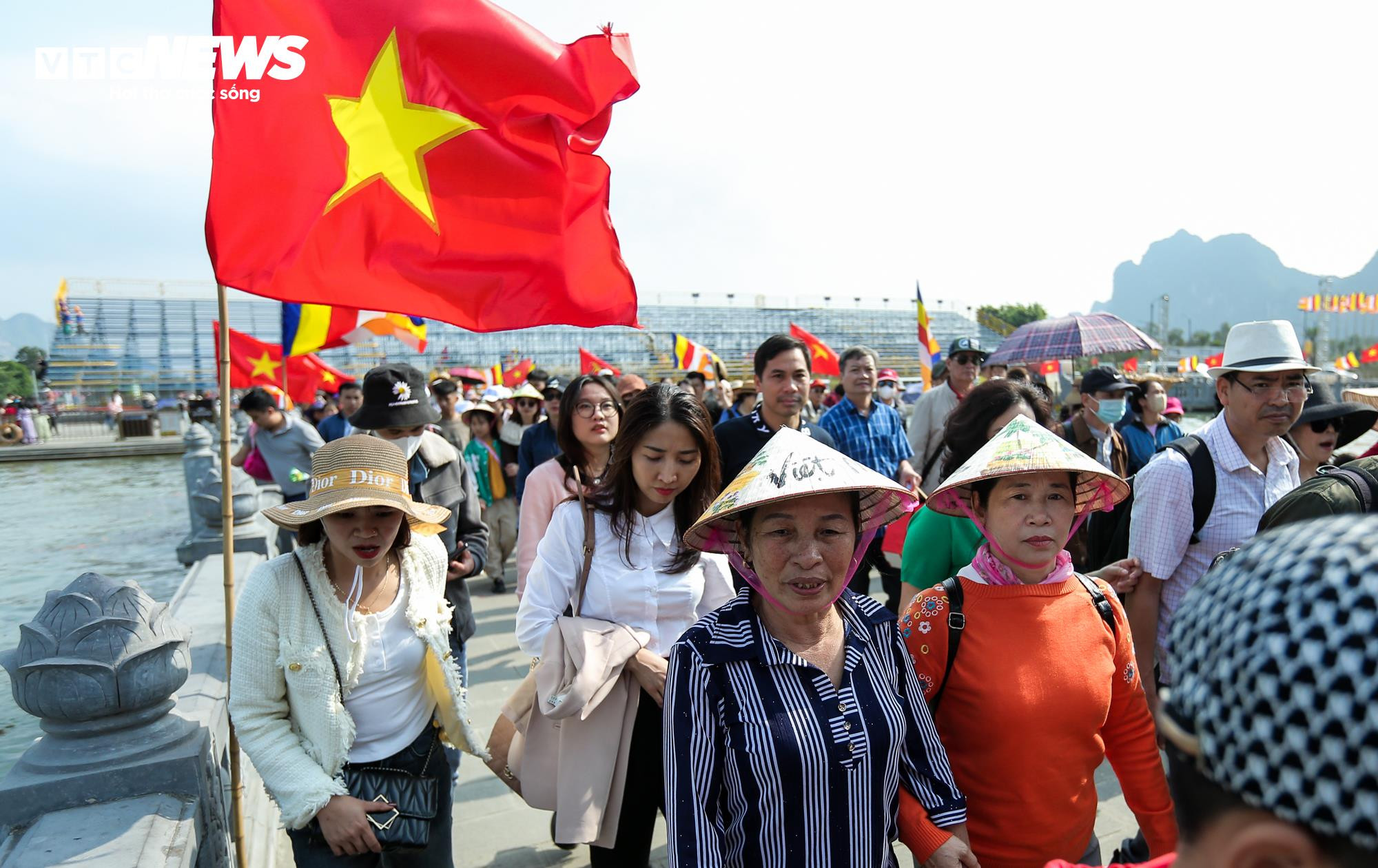 Dòng người 'rồng rắn' du xuân ở ngôi chùa lớn nhất Việt Nam - 3