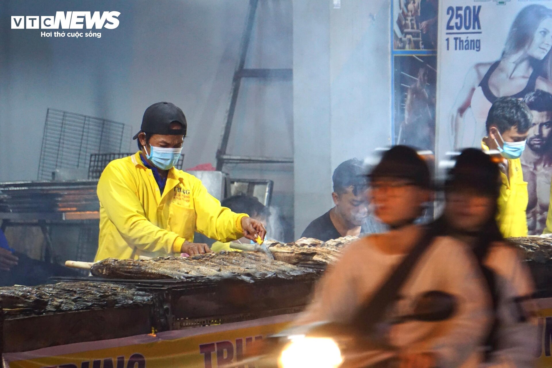 Quán vỉa hè thuê 40 người xuyên đêm nướng 4 tấn cá lóc bán ngày vía Thần Tài - 5