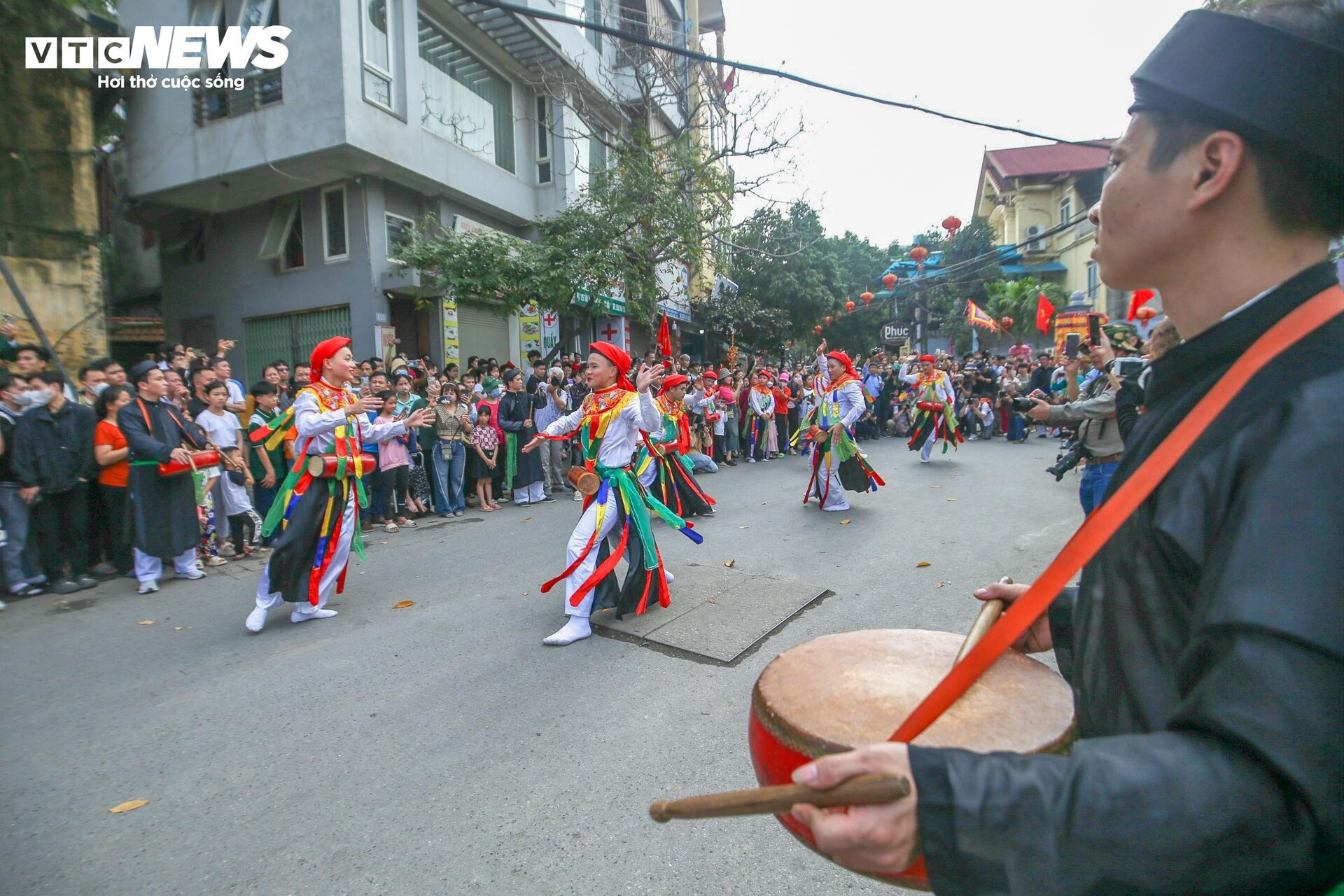 Trai Hà Nội điệu đà giả gái, má phấn môi son nhảy điệu đánh bồng - 16