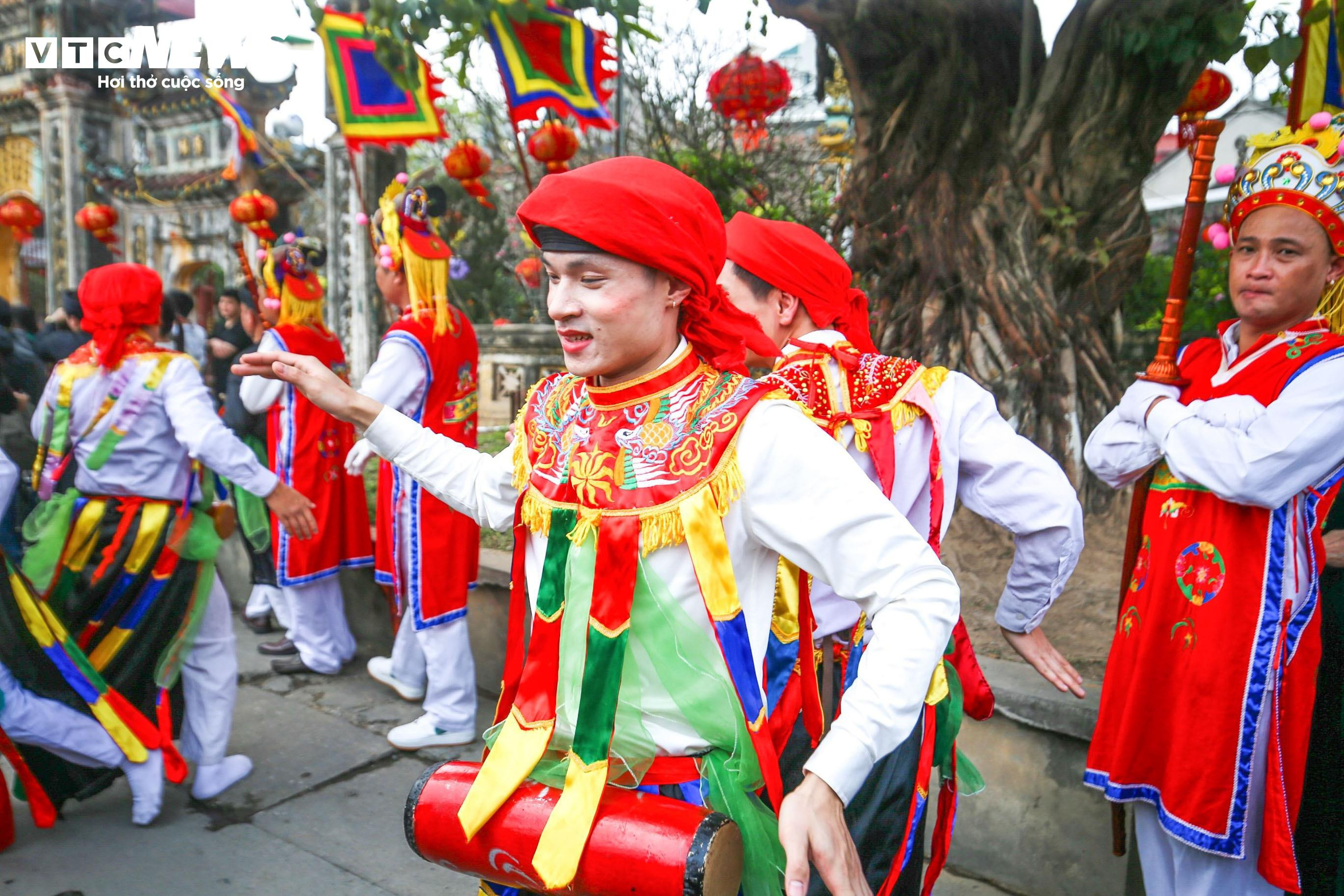 Trai Hà Nội điệu đà giả gái, má phấn môi son nhảy điệu đánh bồng - 12