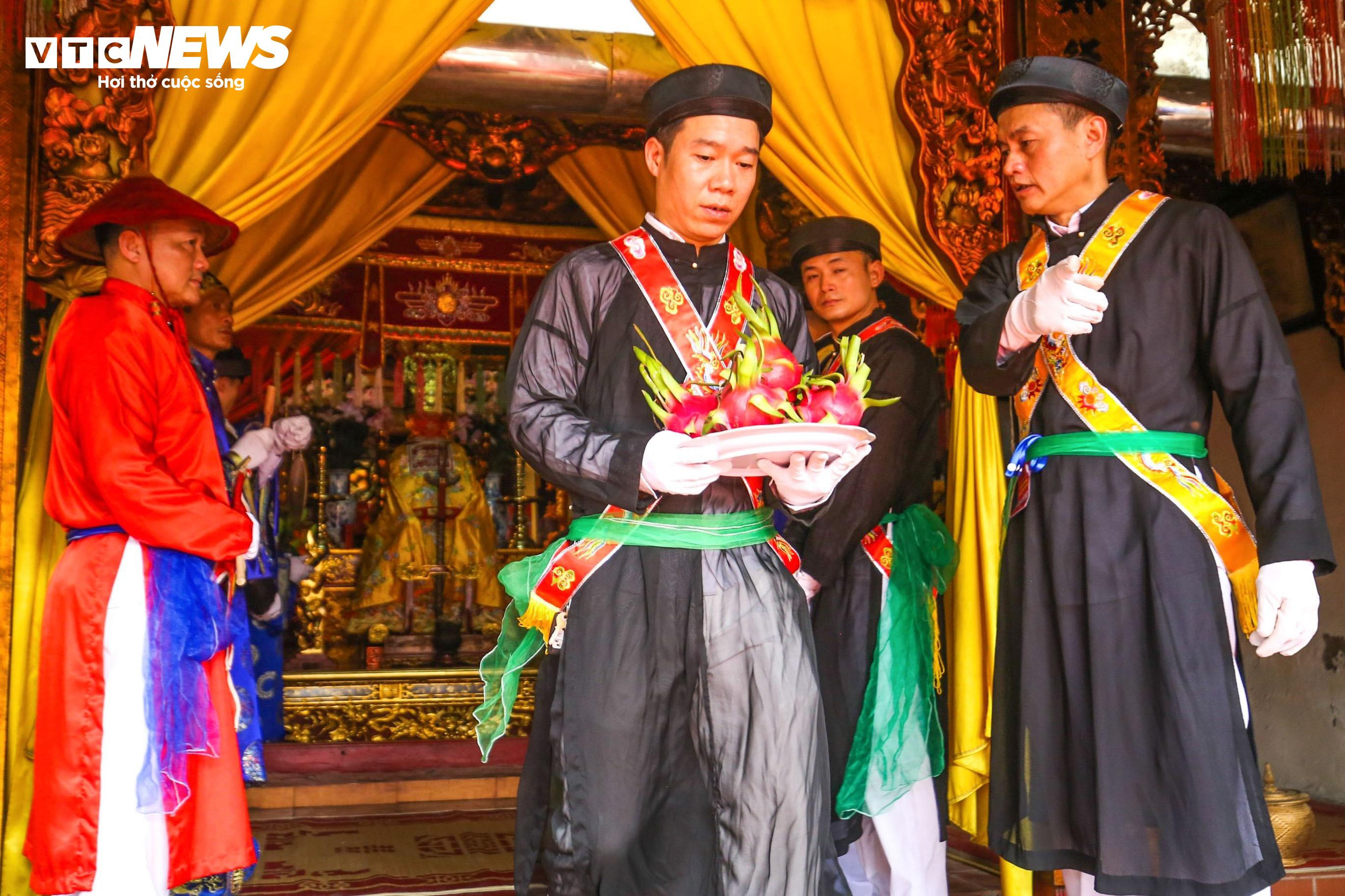 Trai Hà Nội điệu đà giả gái, má phấn môi son nhảy điệu đánh bồng - 6