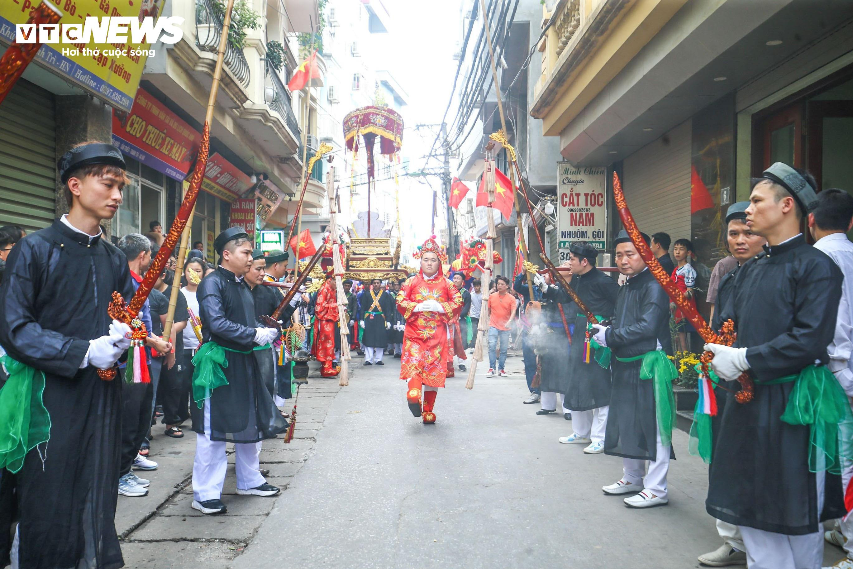 Trai Hà Nội điệu đà giả gái, má phấn môi son nhảy điệu đánh bồng - 7
