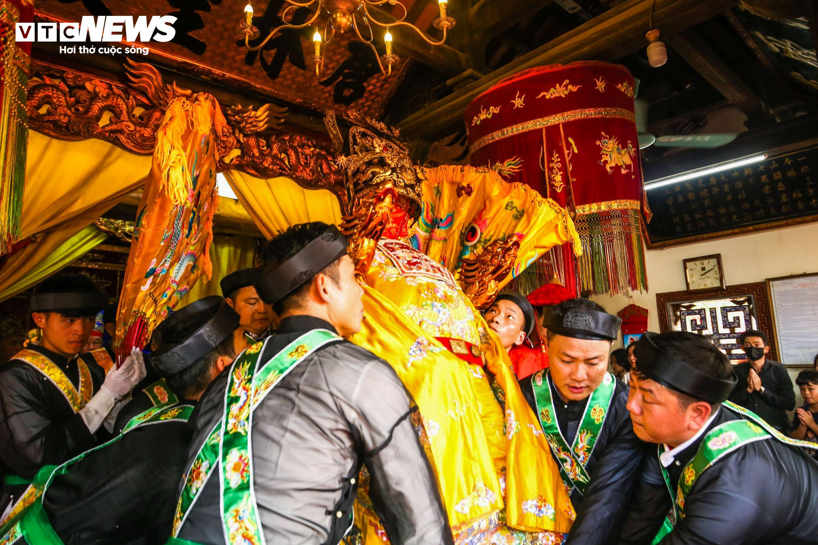 Trai Hà Nội điệu đà giả gái, má phấn môi son nhảy điệu đánh bồng - 5