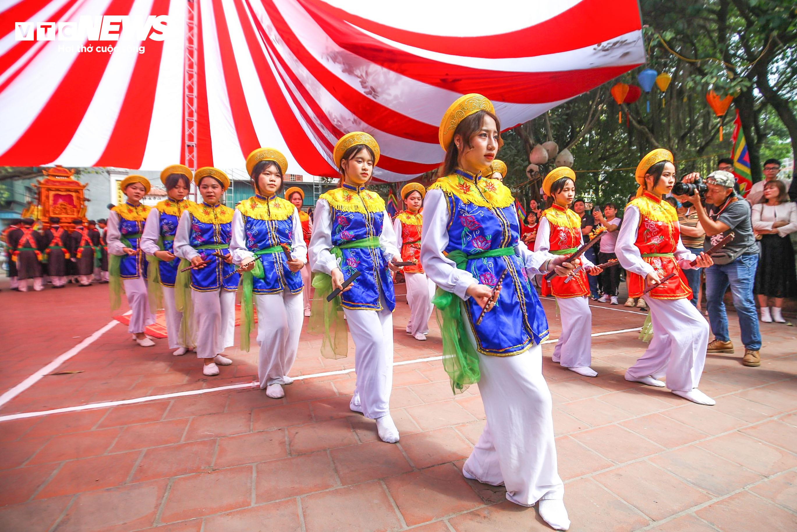 Trai Hà Nội điệu đà giả gái, má phấn môi son nhảy điệu đánh bồng - 17