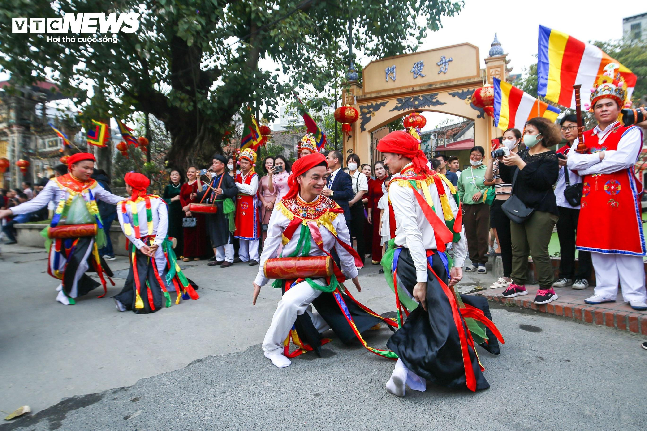 Trai Hà Nội điệu đà giả gái, má phấn môi son nhảy điệu đánh bồng - 14