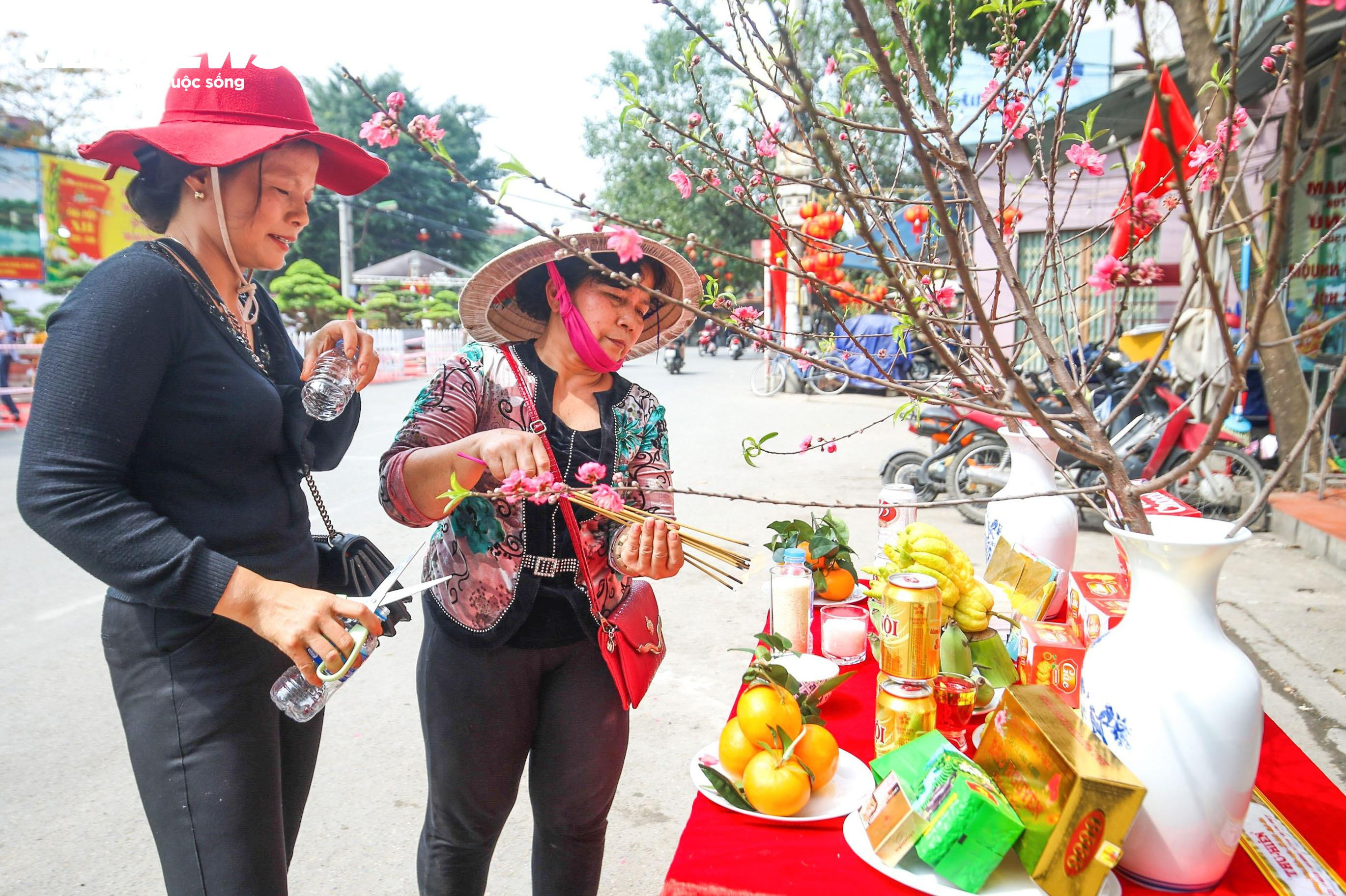 Trai Hà Nội điệu đà giả gái, má phấn môi son nhảy điệu đánh bồng - 9