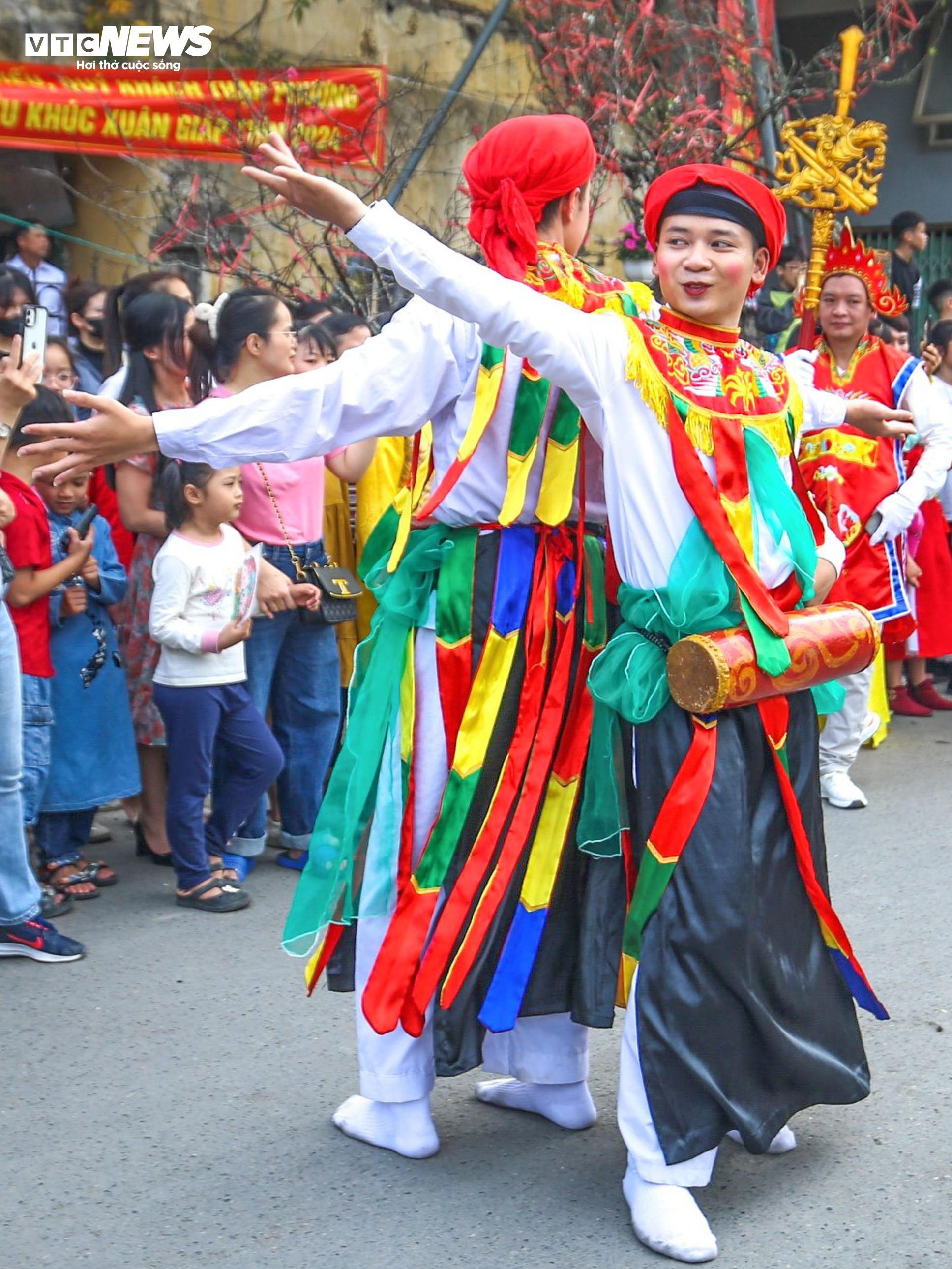 Trai Hà Nội điệu đà giả gái, má phấn môi son nhảy điệu đánh bồng - 13