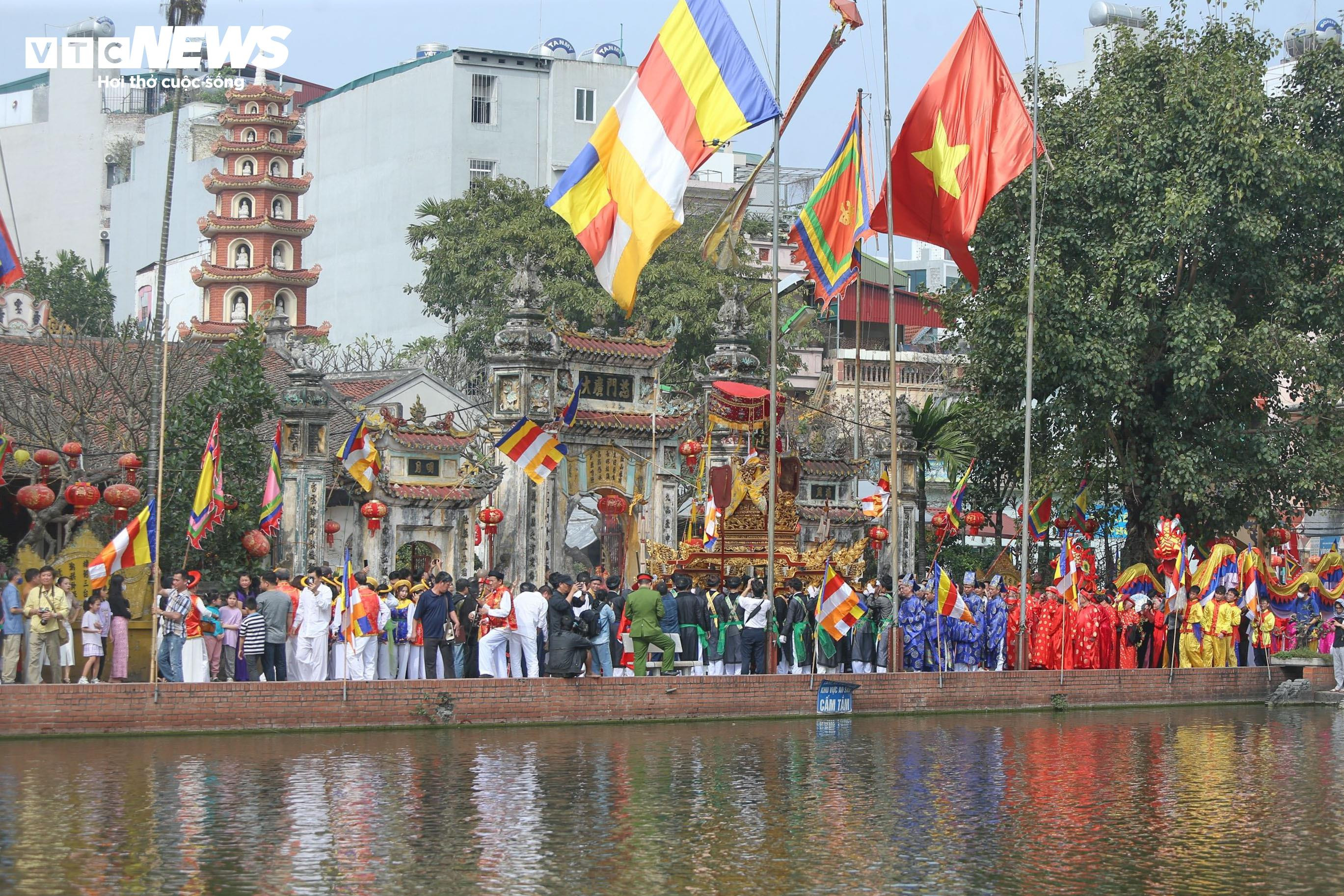 Trai Hà Nội điệu đà giả gái, má phấn môi son nhảy điệu đánh bồng - 3