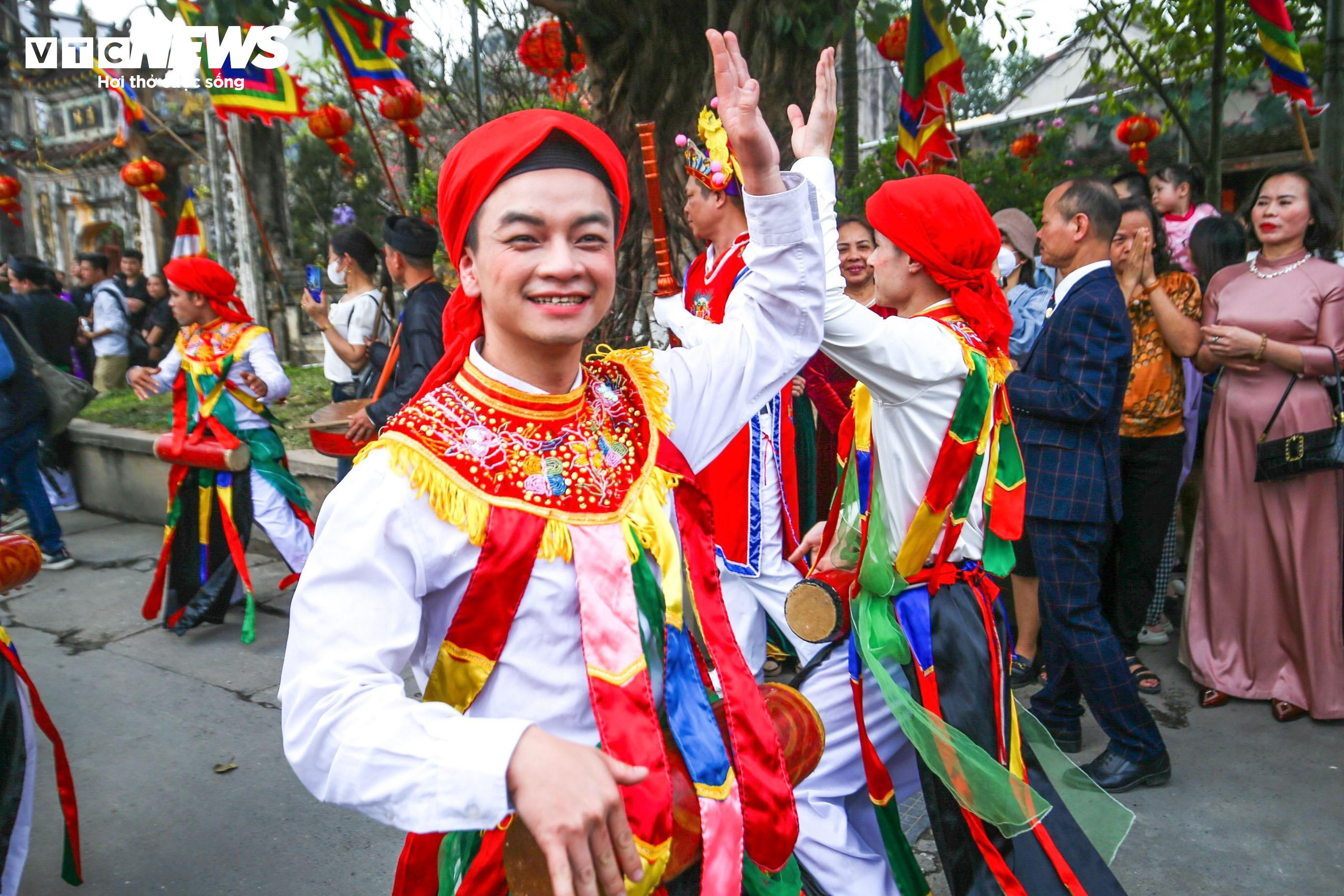 Trai Hà Nội điệu đà giả gái, má phấn môi son nhảy điệu đánh bồng - 11