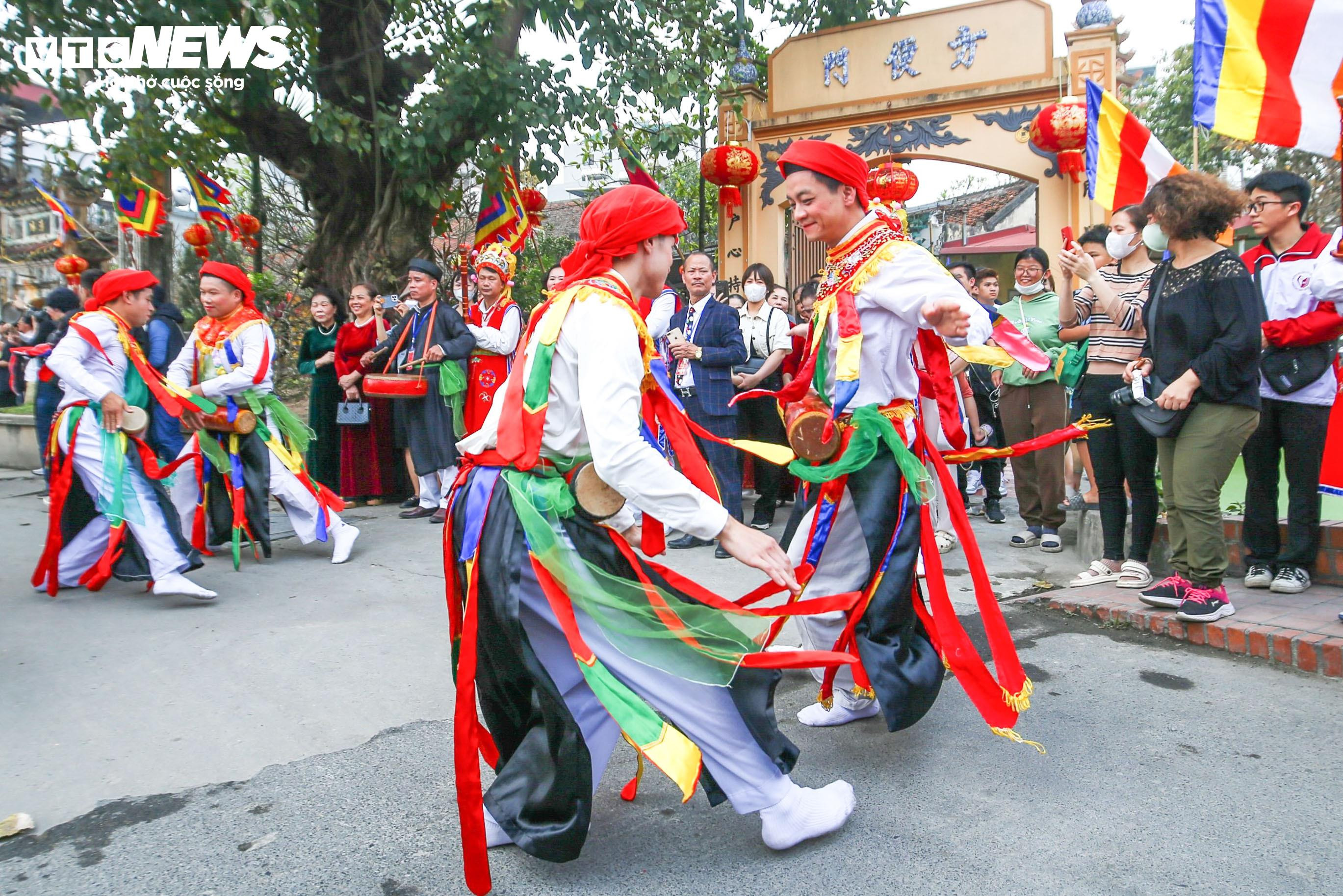 Trai Hà Nội điệu đà giả gái, má phấn môi son nhảy điệu đánh bồng - 10