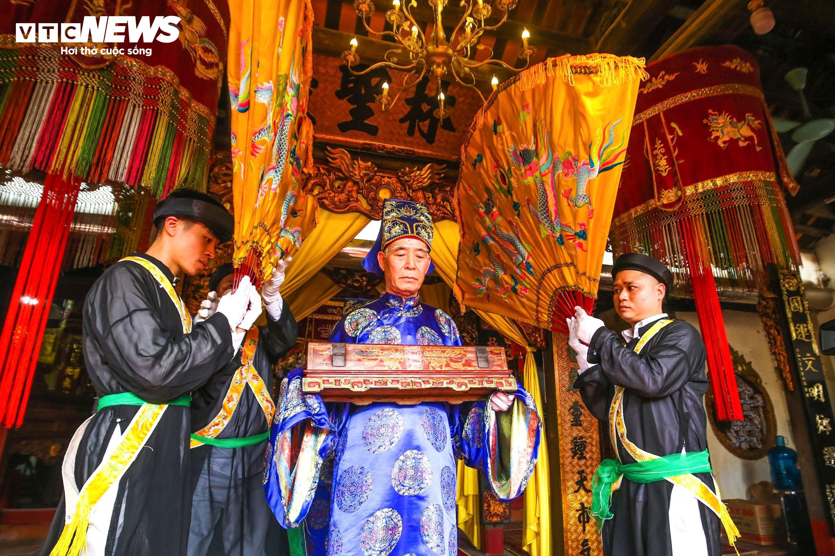 Trai Hà Nội điệu đà giả gái, má phấn môi son nhảy điệu đánh bồng - 4