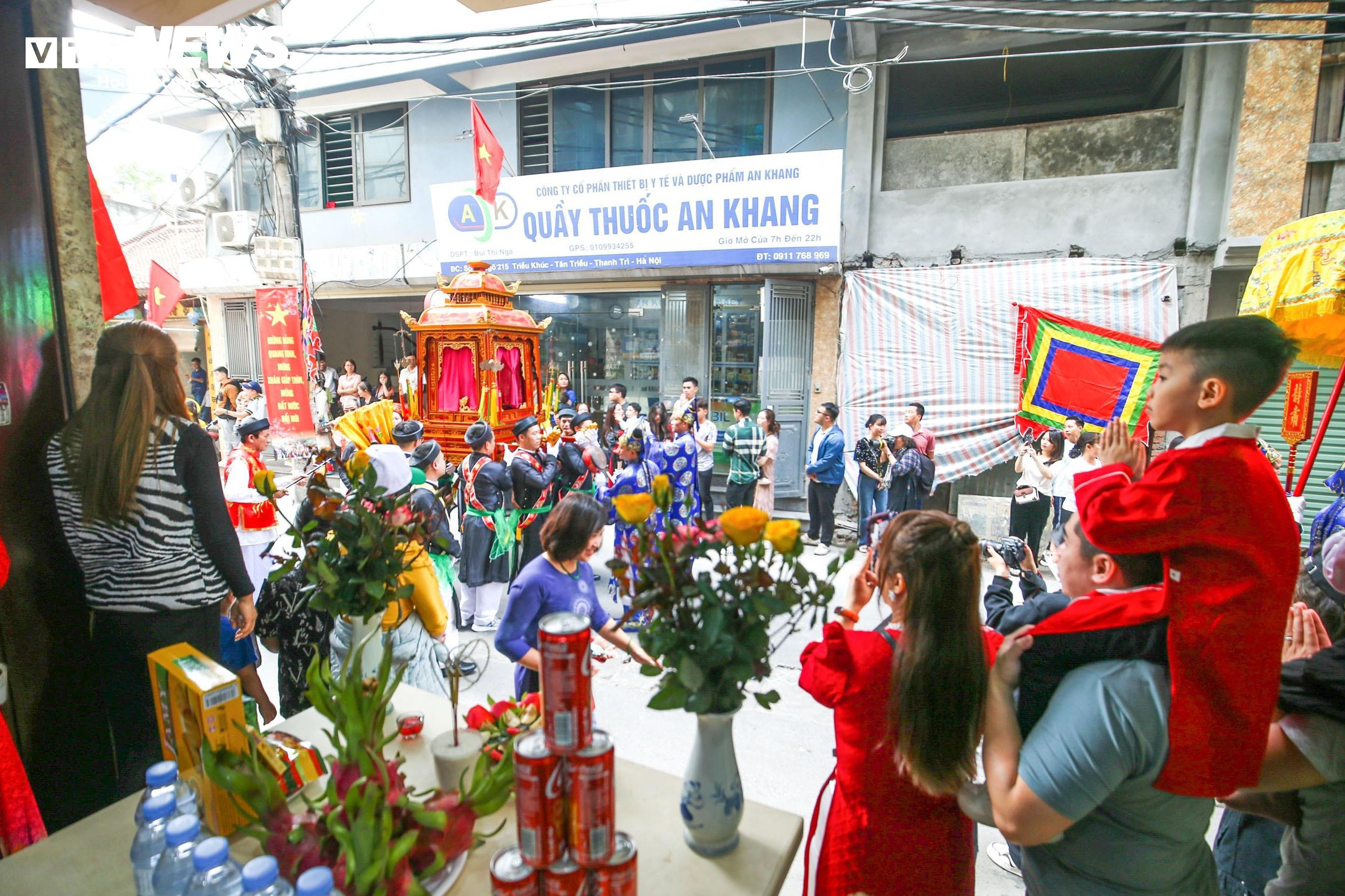 Trai Hà Nội điệu đà giả gái, má phấn môi son nhảy điệu đánh bồng - 8